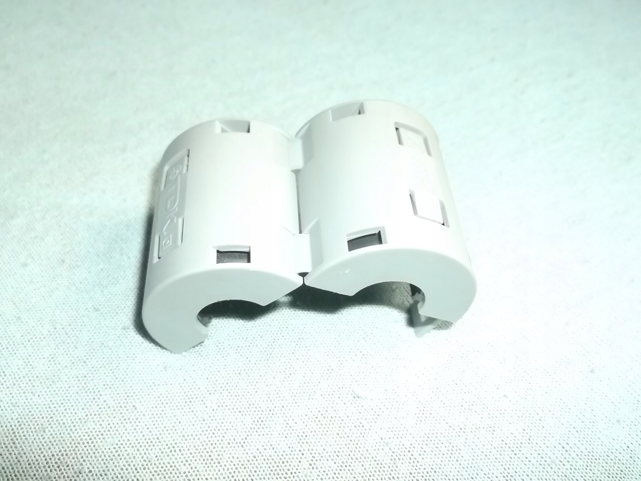 FILTR RDZEŃ FERRYTOWY NA KABEL ~~~12 mm - zamykany SMD nie