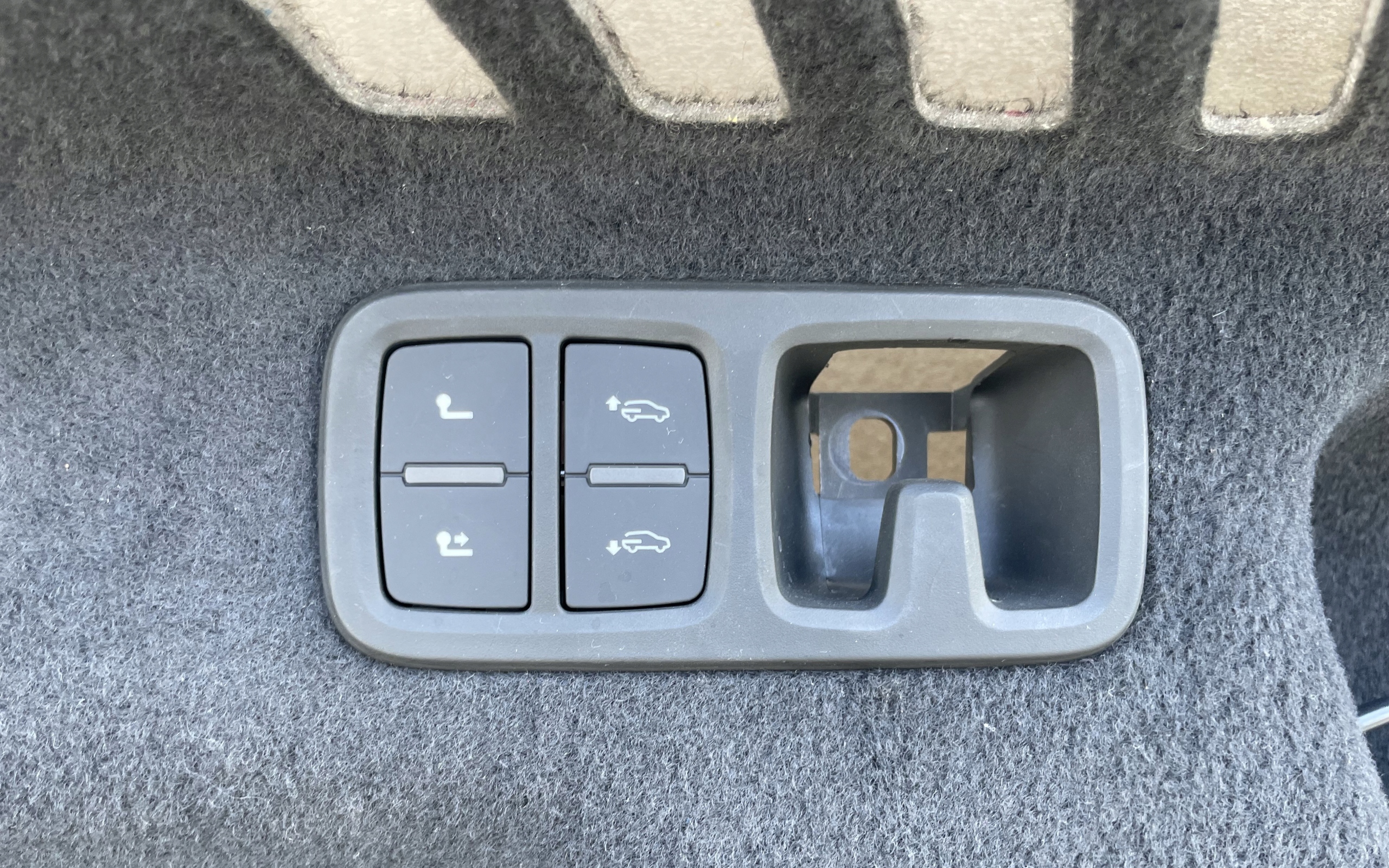 boot upholstery AUDI Q8 4M8863879C left as new