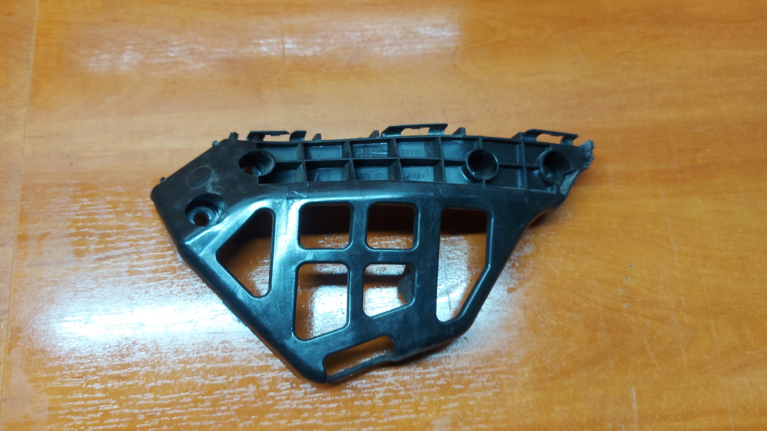 bumper bracket left front TOYOTA AURIS II 12