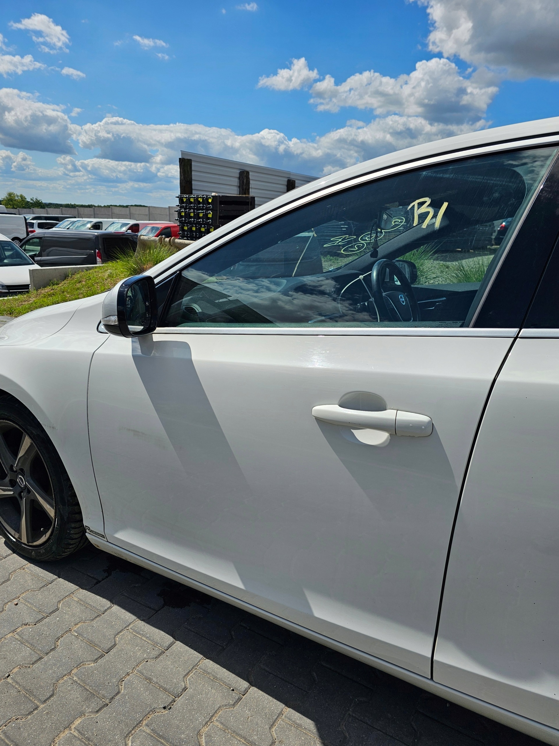 Volvo V40 door left front complete colour 61400