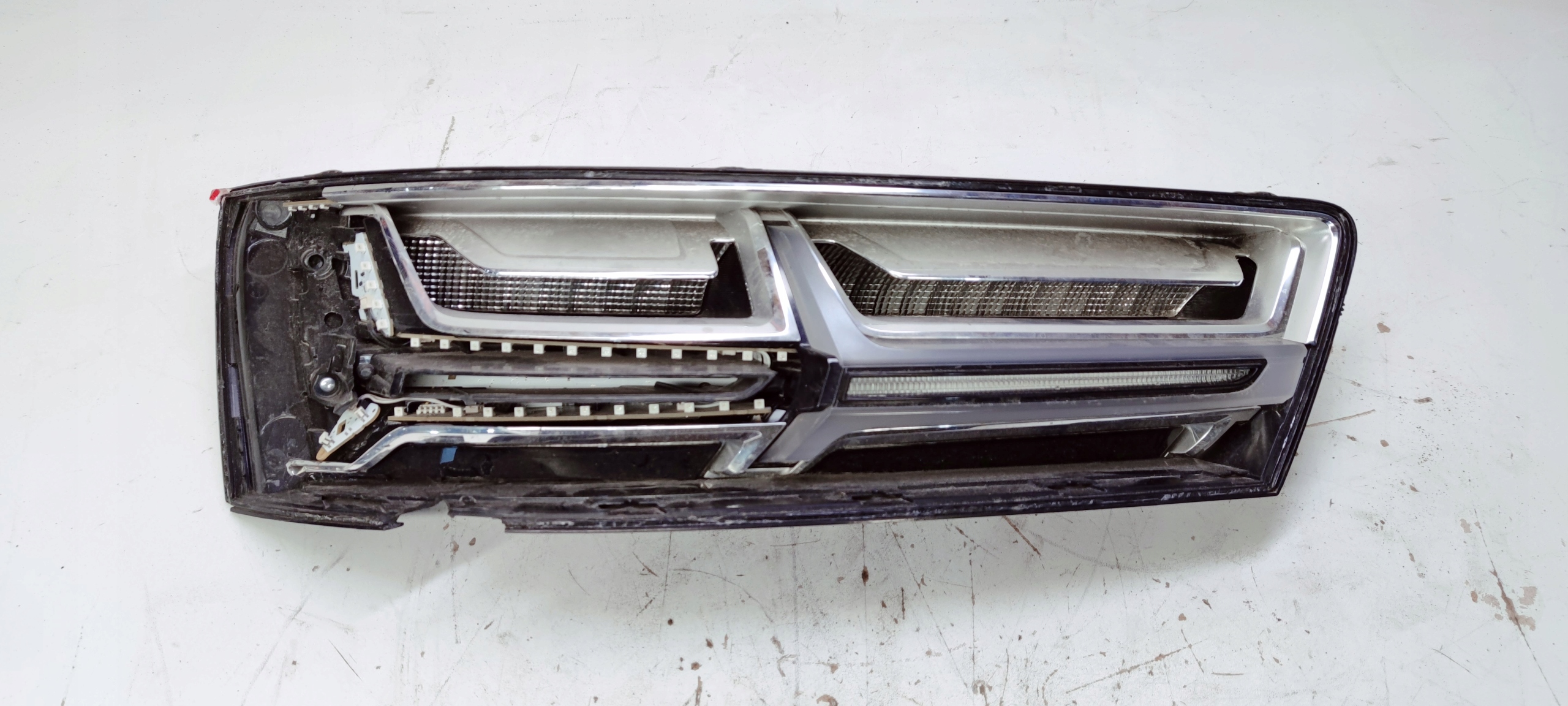 light left rear part AUDI Q7 4M 4M0945093D damaged