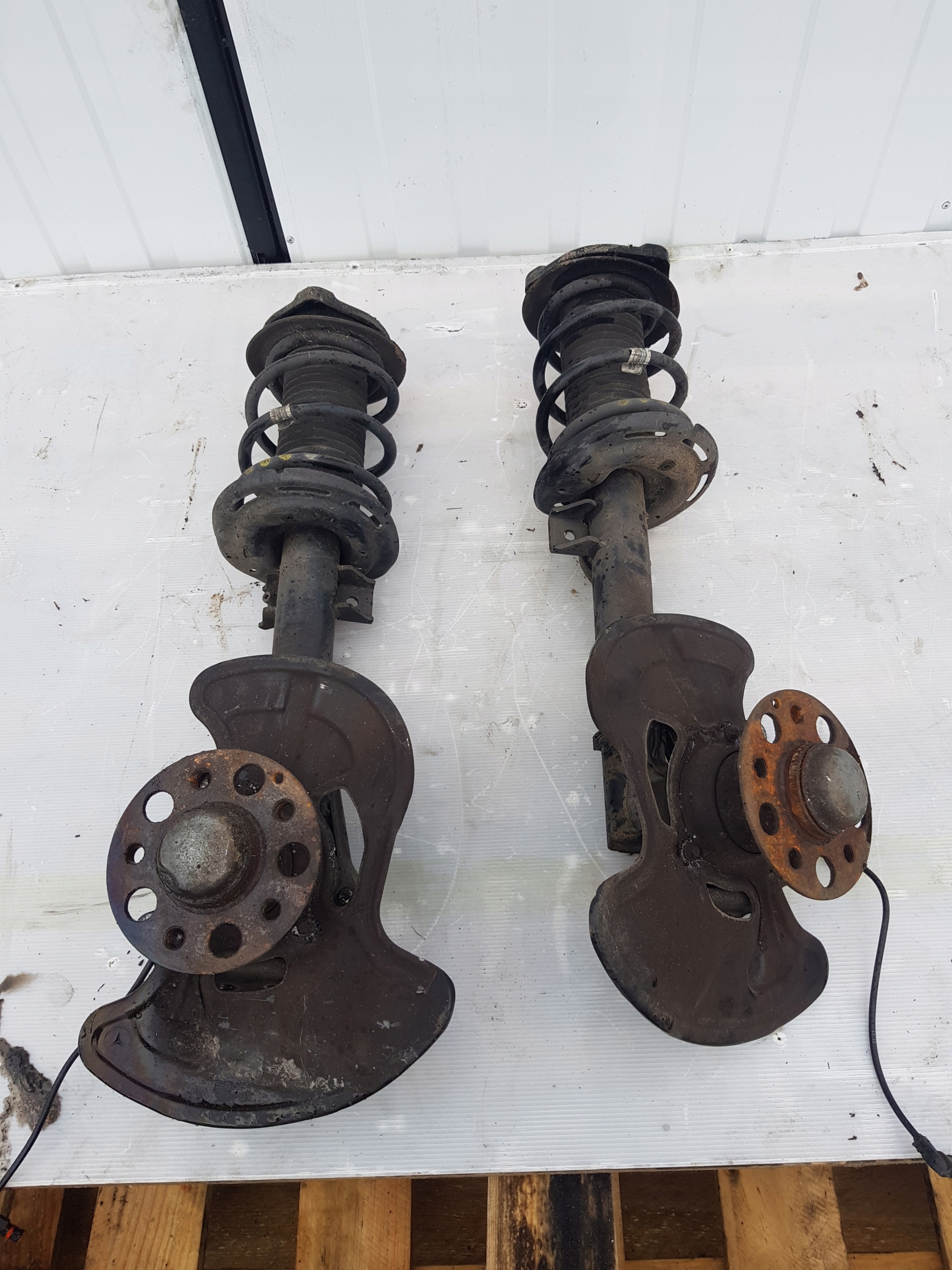 MERCEDES W207 FL E350 AMORTYZATOR PRAWY LEWY ZWROTNICA PRZÓD A2073204138