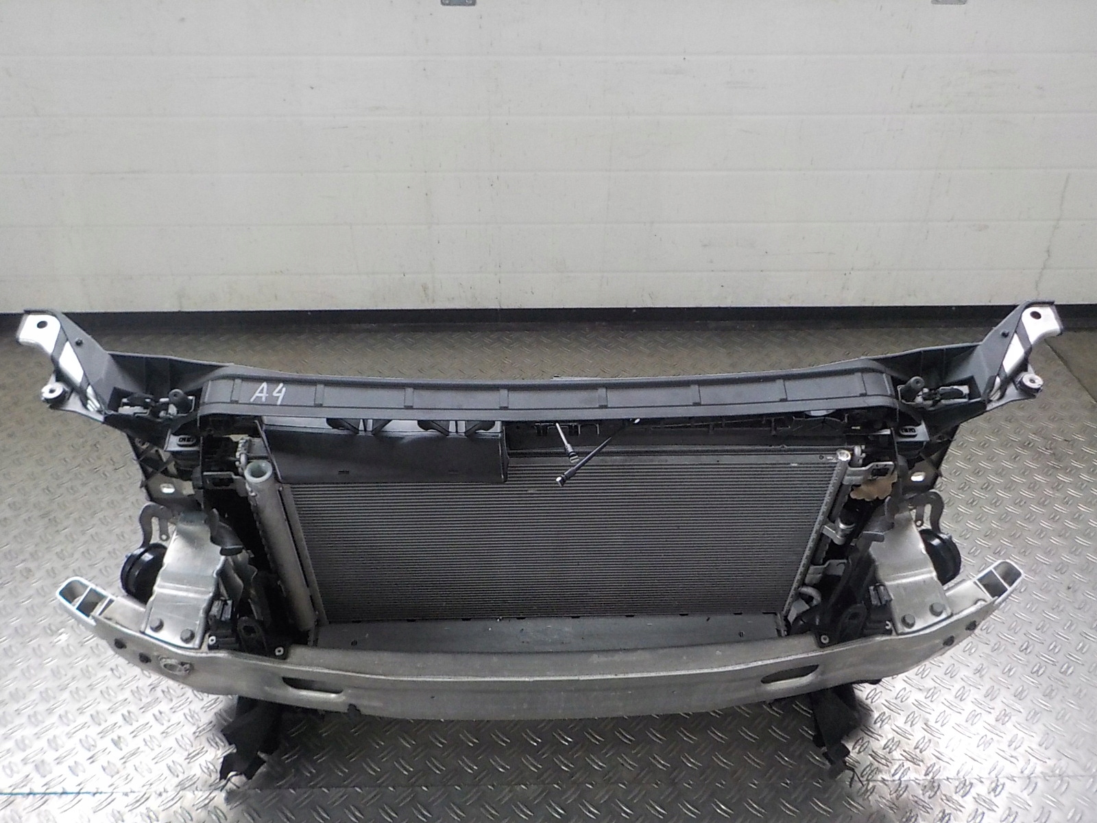 AUDI A4 B9 8W LIFT 20- PAS PRZÓD PRZEDNI CHŁODNICE Producent części Audi OE