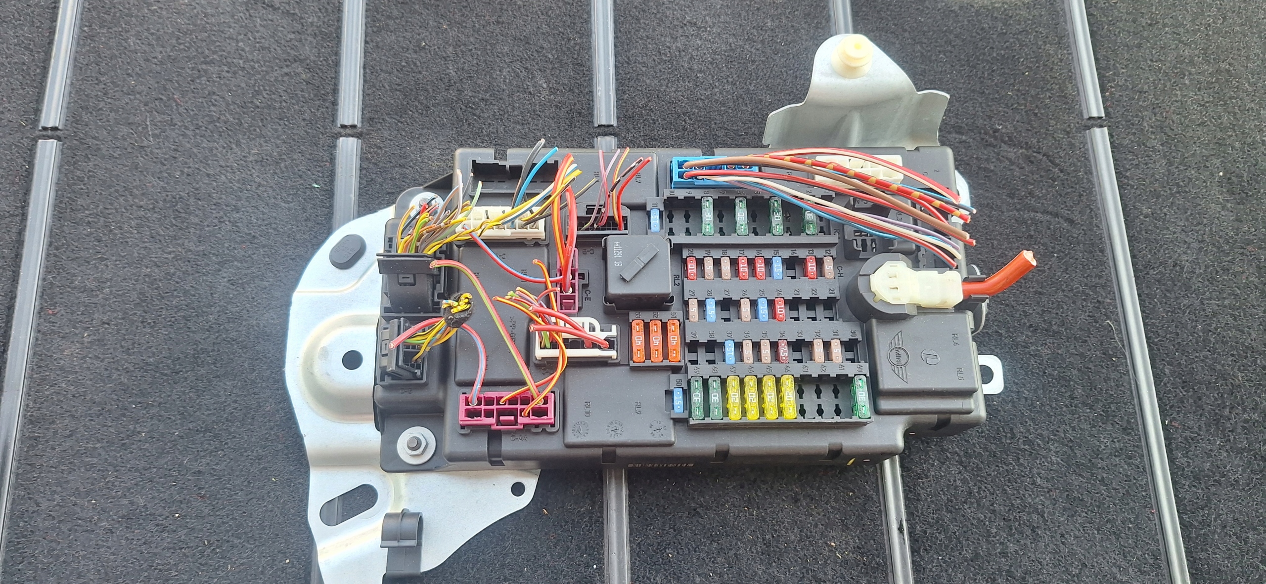 MINI COOPER R56 РЕСТАЙЛИНГ модуль блок предохранителей 6135345690401 51946203