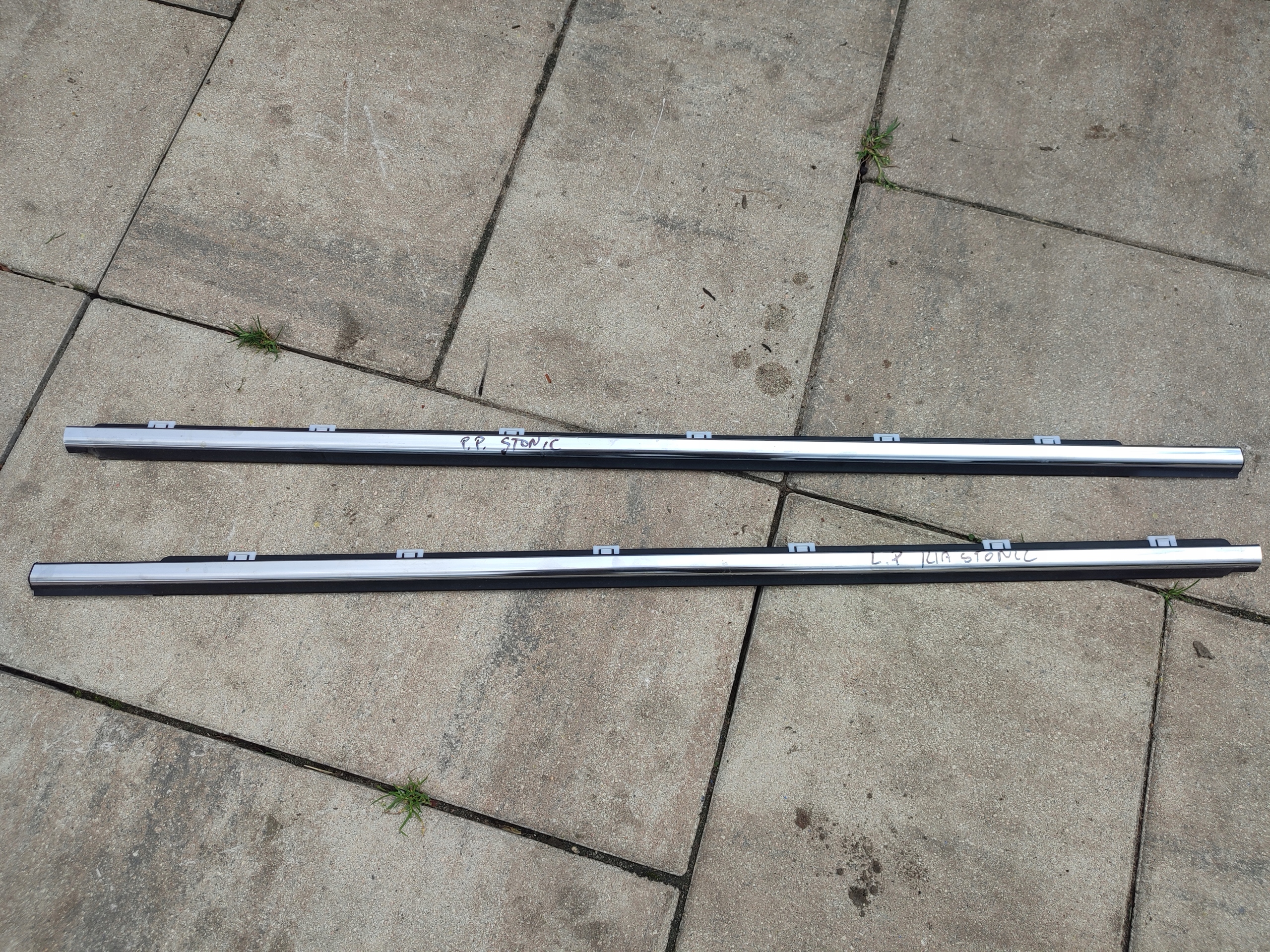 LISTWA ZGARNIAJĄCA DRZWI LEWA PRZÓD PRZEDNIA KIA STONIC LIFT Numer katalogowy części Listwa drzwi