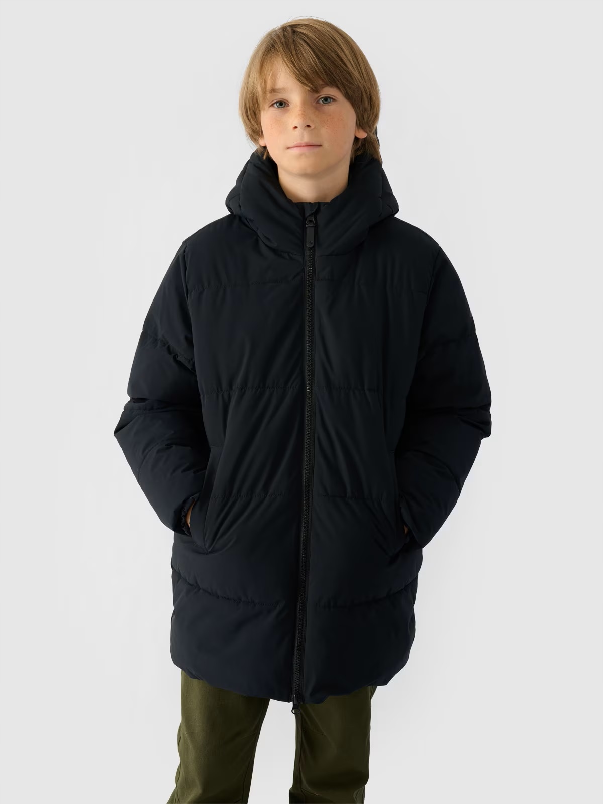 KURTKA CHŁOPIĘCA ZIMOWA 4F PŁASZCZ PUCHOW Z KAPTUREM CZARNY 164 Marka 4F