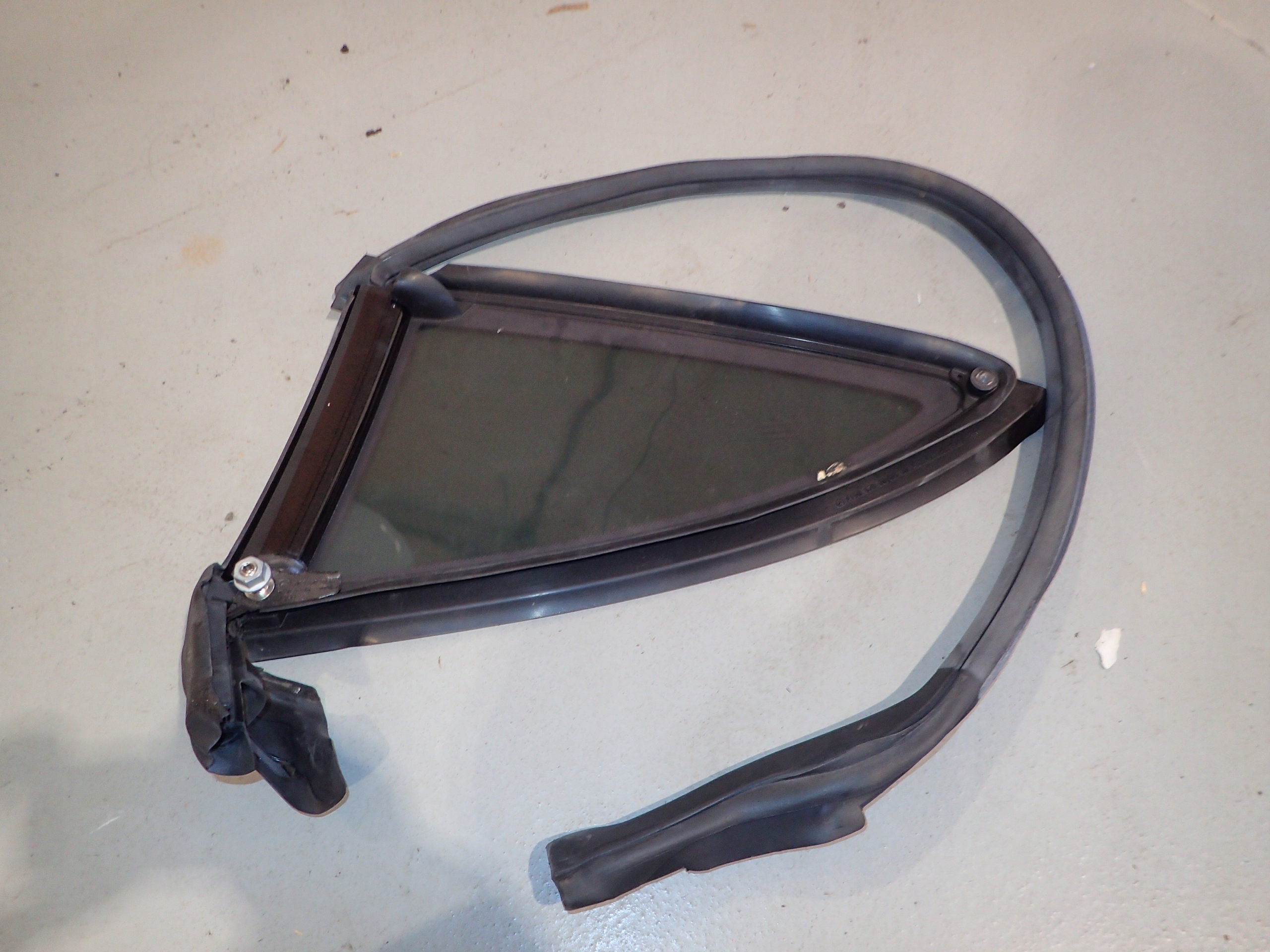 MERCEDES AMG GT A190 SZYBKA TYŁ TYLNA KAROSERYJNA LEWA USZCZELKA 17R. Numer katalogowy części A190