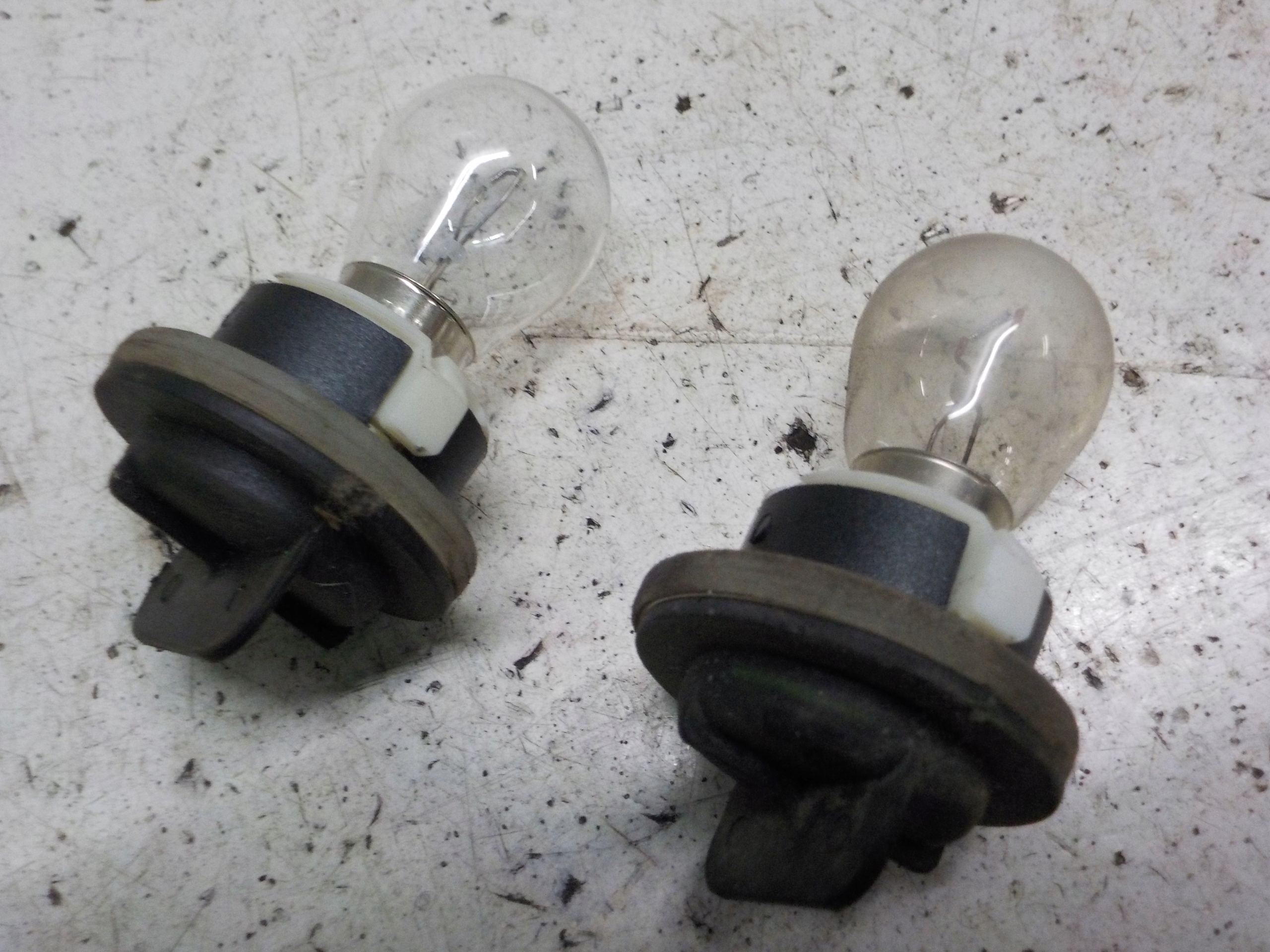 MONDEO MK3 OPRAWKA ŻARÓWKI