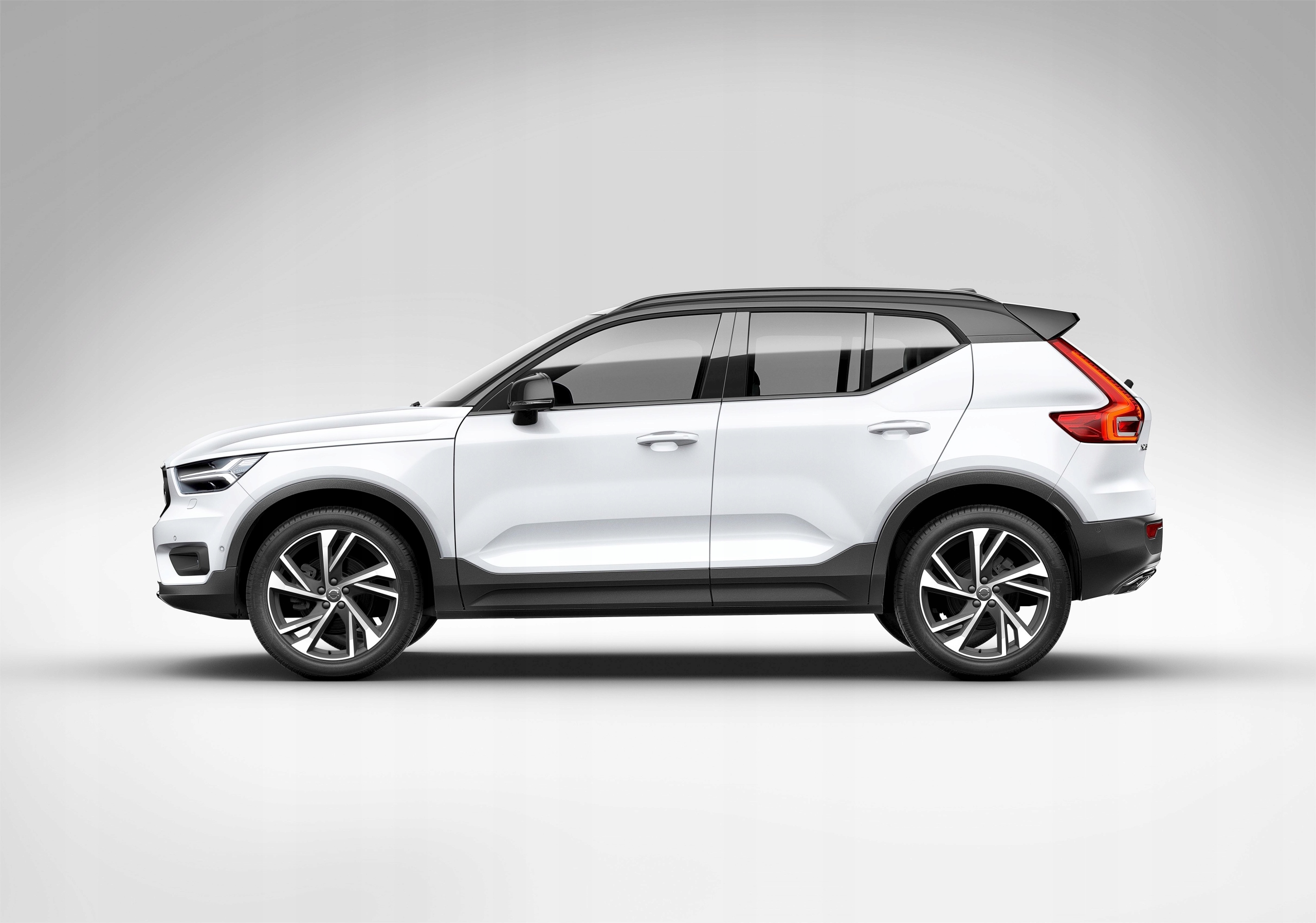VOLVO XC40 2021 LISTWA NAKŁADKA PROGU PRZÓD PRAWA Wersja Europejska