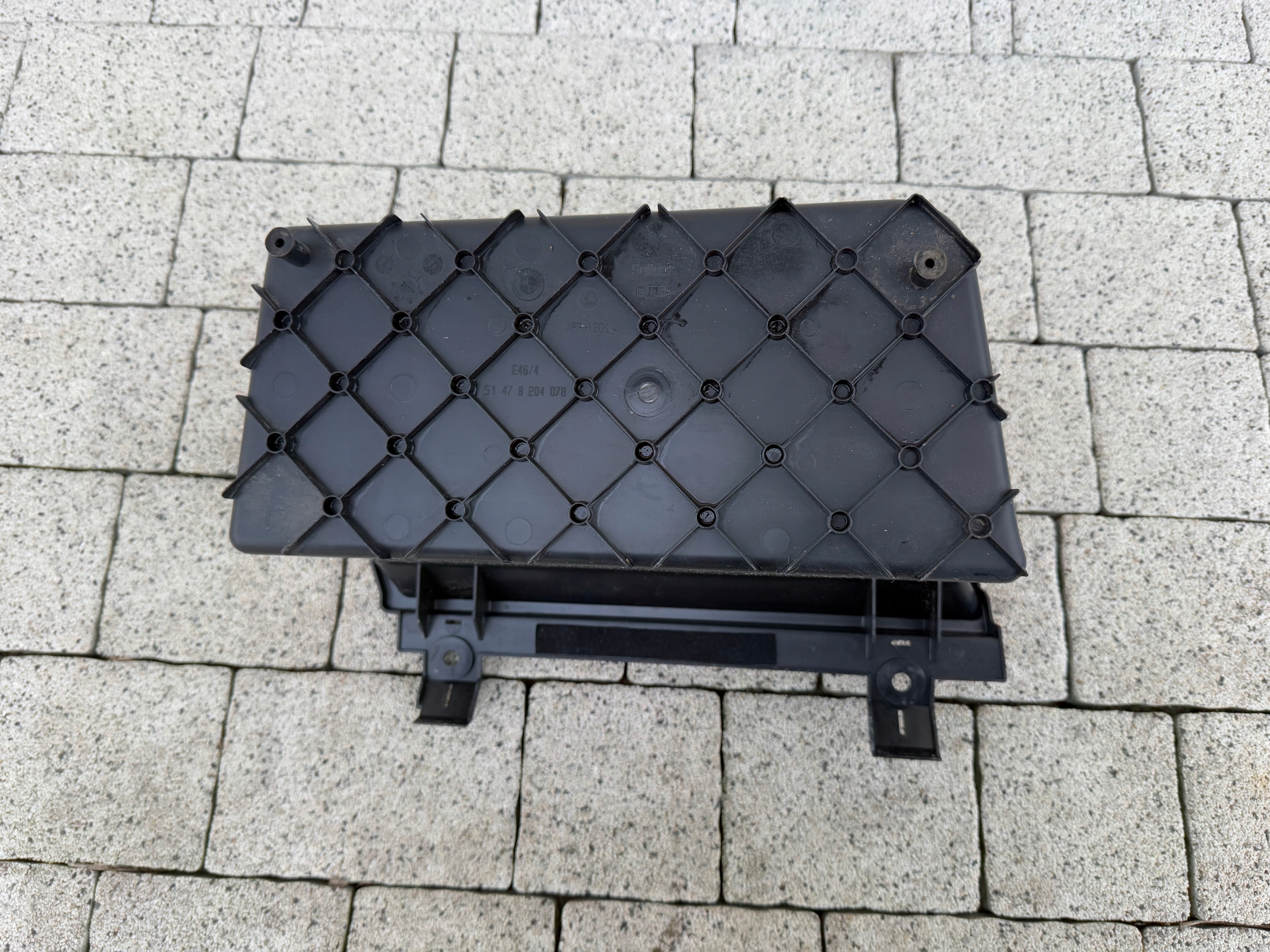 passenger compartment plato cover boot BMW 3 E46 sedan COUPE 8204078