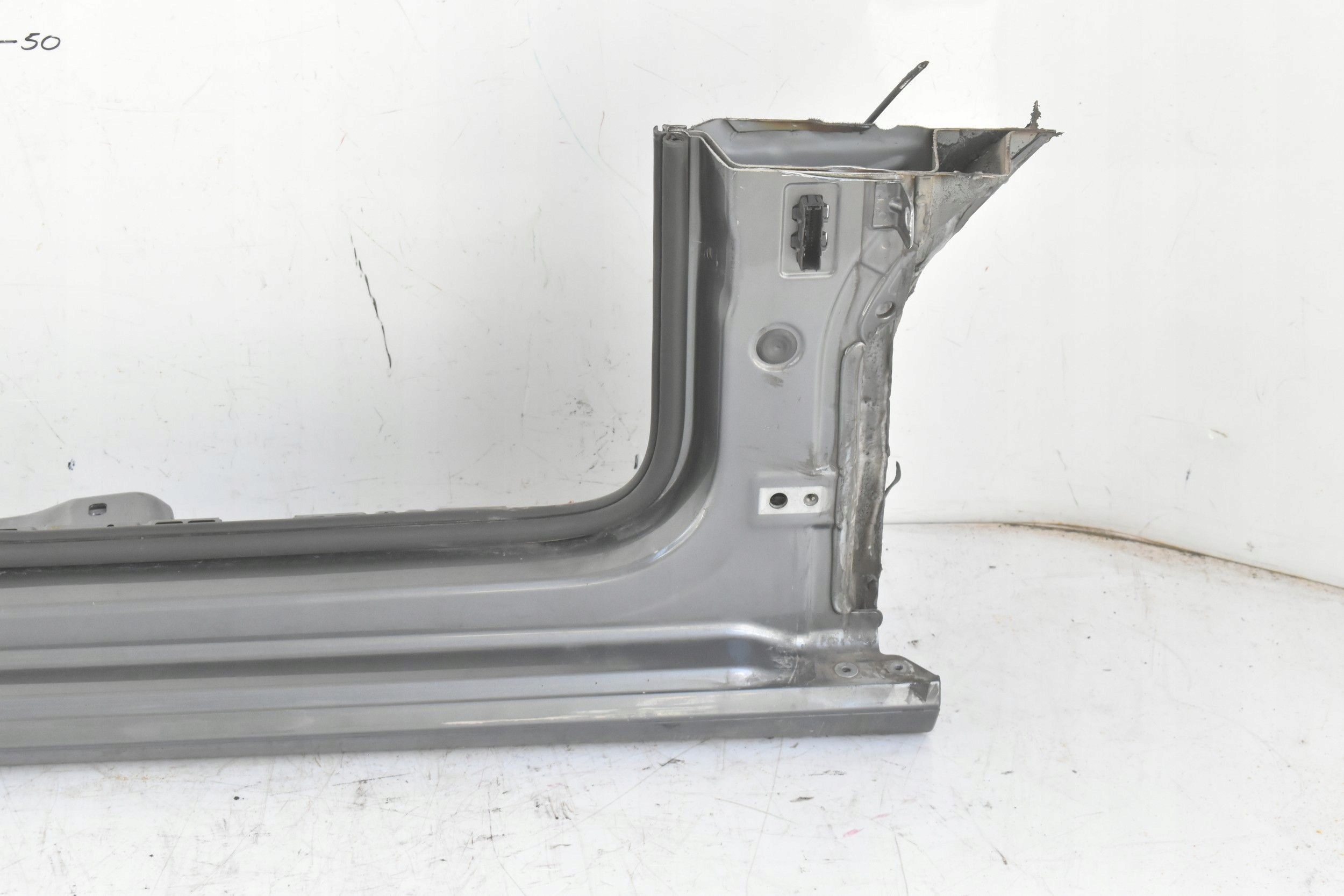 PRÓG PRAWY PRZÓD SŁUPEK VW GOLF VII 5DRZWI 12-21 Numer katalogowy części 5G0809204 5G4809377