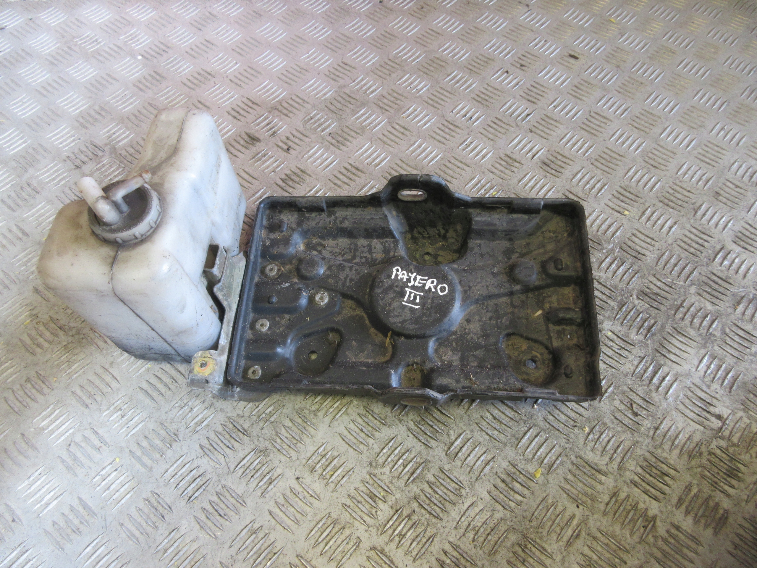 MR440935 - КОРПУС АККУМУЛЯТОРНОЙ БАТАРЕИ PAJERO III 3.2 D