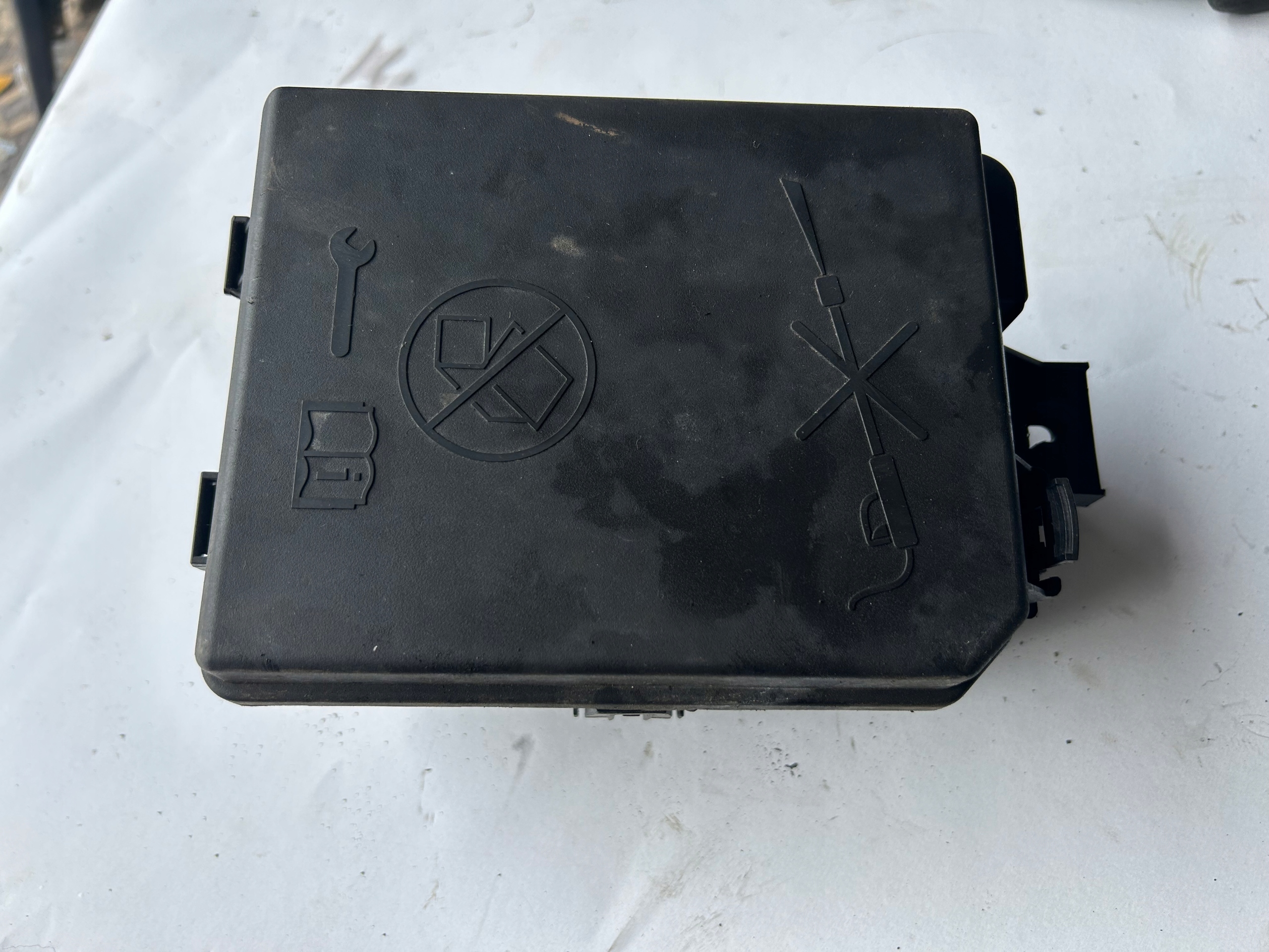 OPEL CORSA E 1,4 SKRZYNKA BEZPIECZNIKÓW 30959L