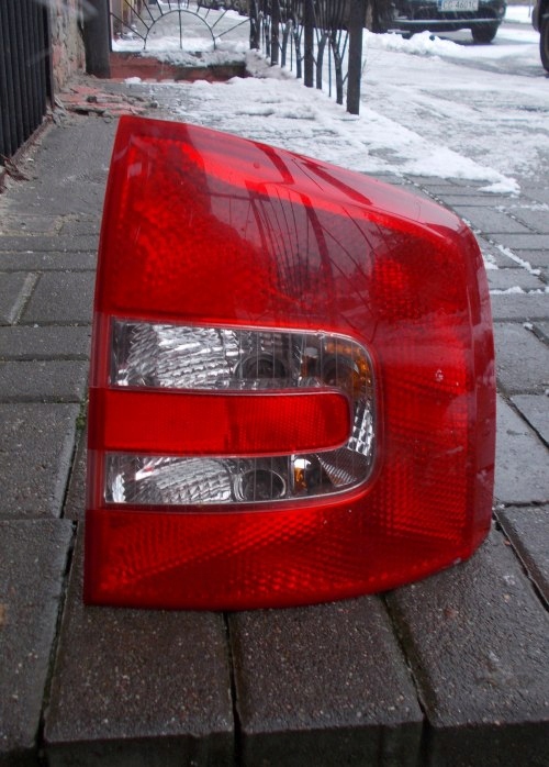 SKODA OCTAVIA 2 II 04-08 KOMBI PRAWA TYLNA LAMPA ORYGINAŁ