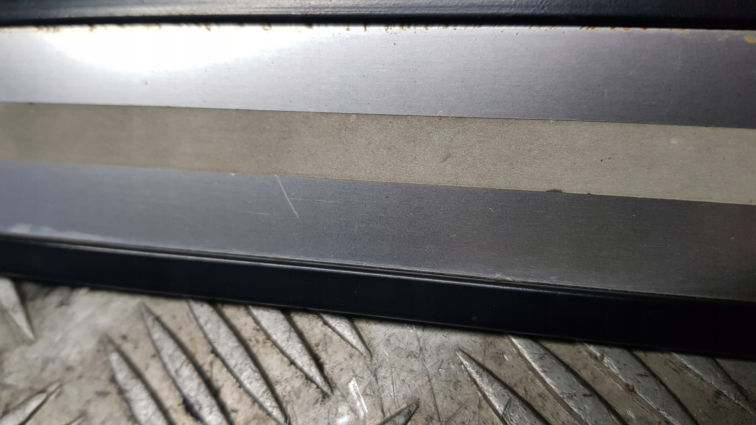 AUDI A8 D3 lišta prahová levá předek 4e0853985c