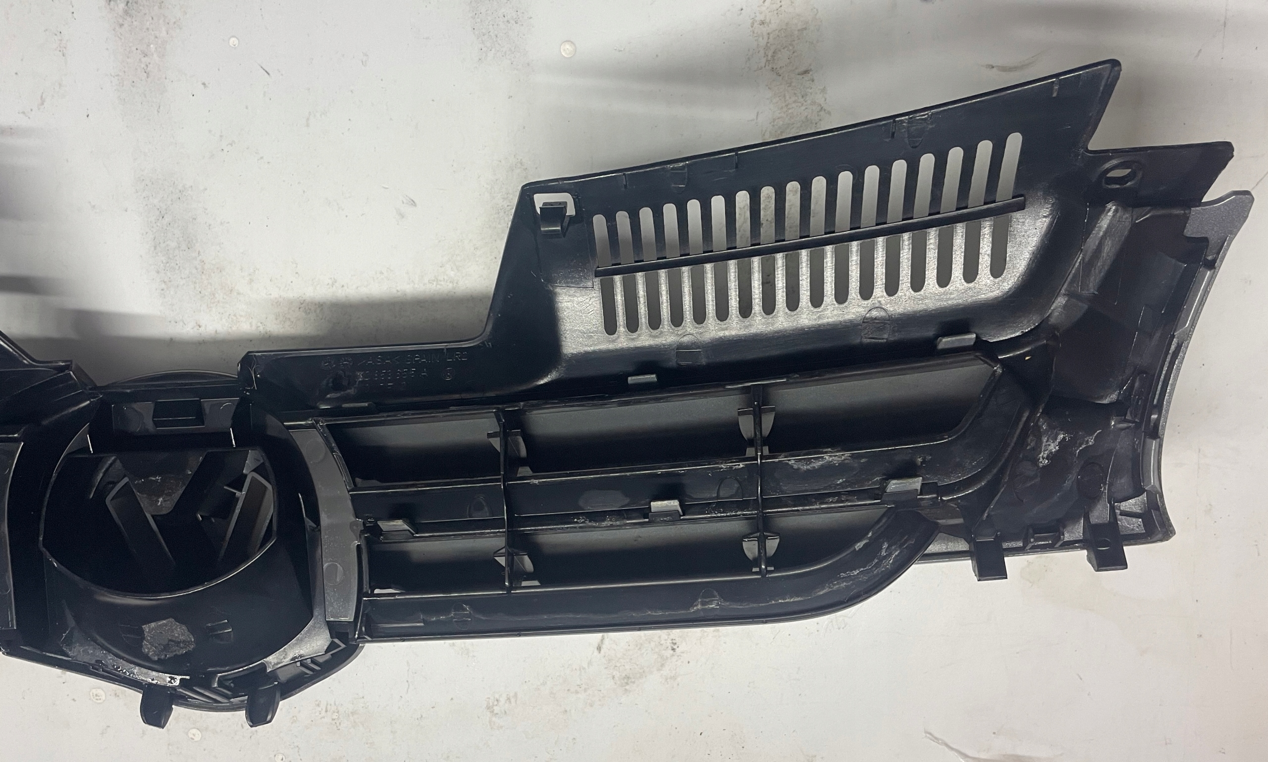 Vw Golf V GRILL ATRAPA PRZÓD kolor LA7W 1K0853655A Kolor srebrny