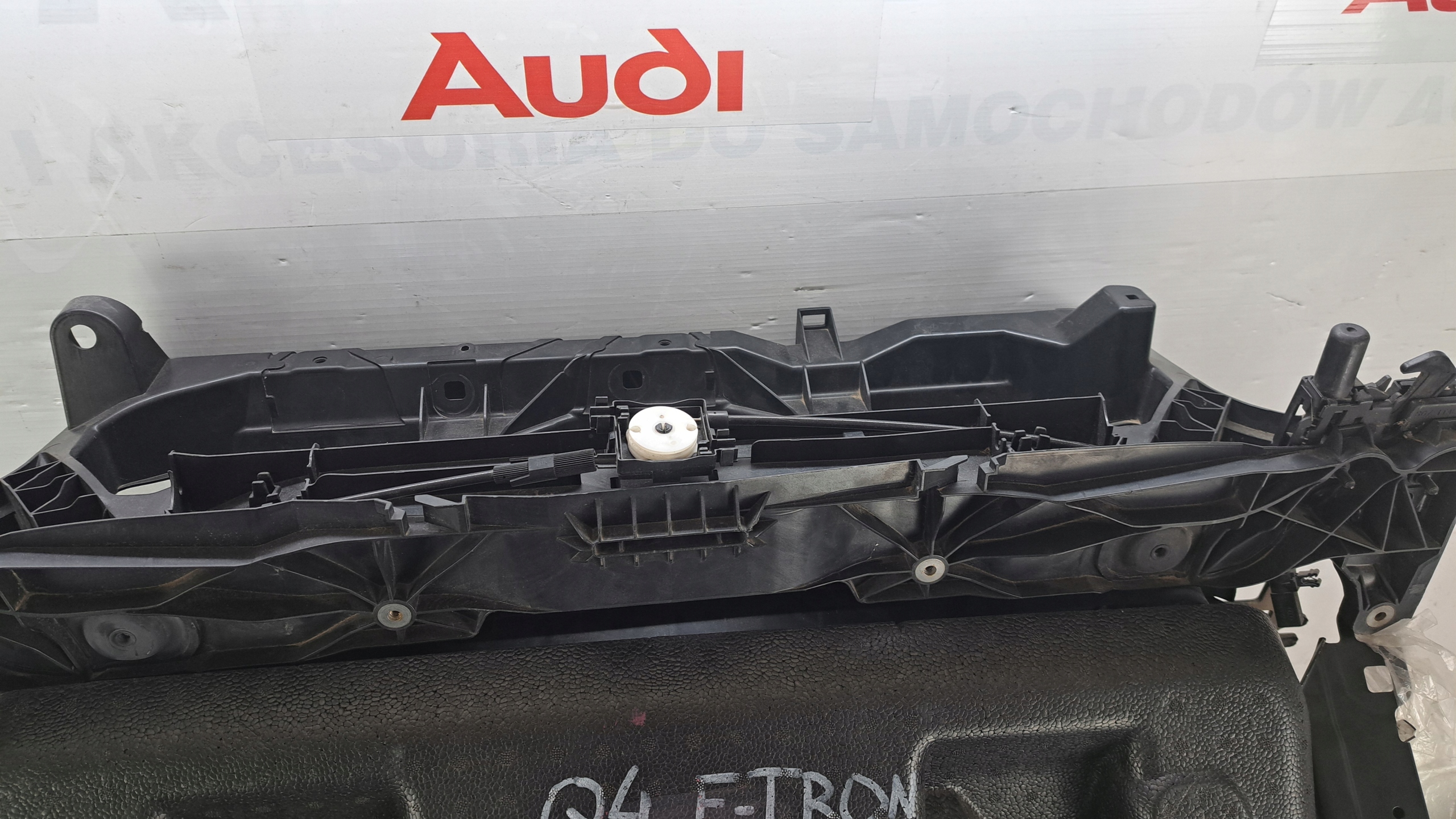 PAS WZMOCNIENIE AUDI AUDI Q4 89A E-TRON 2019-2024 Typ samochodu Samochody osobowe