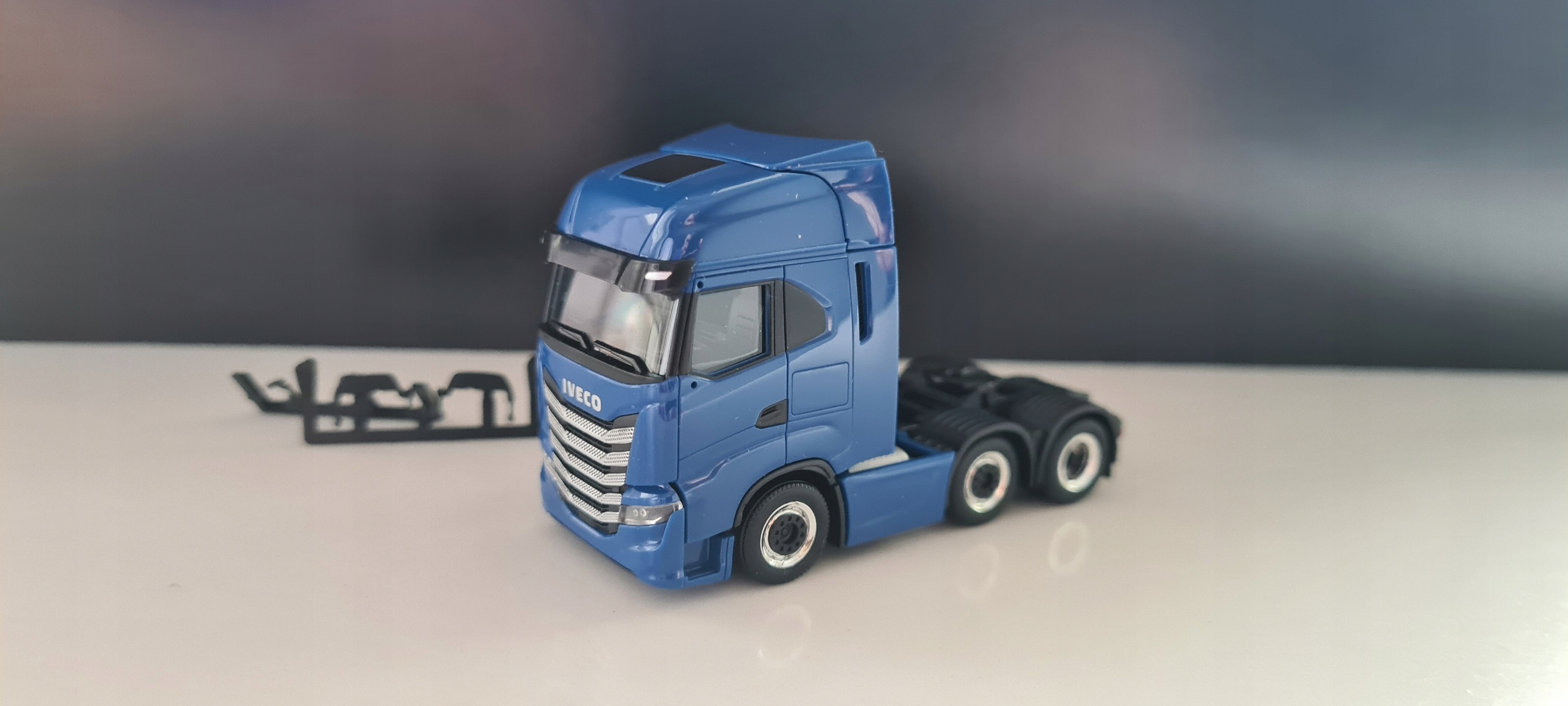 Herpa Iveco S-Way tmavě modrá