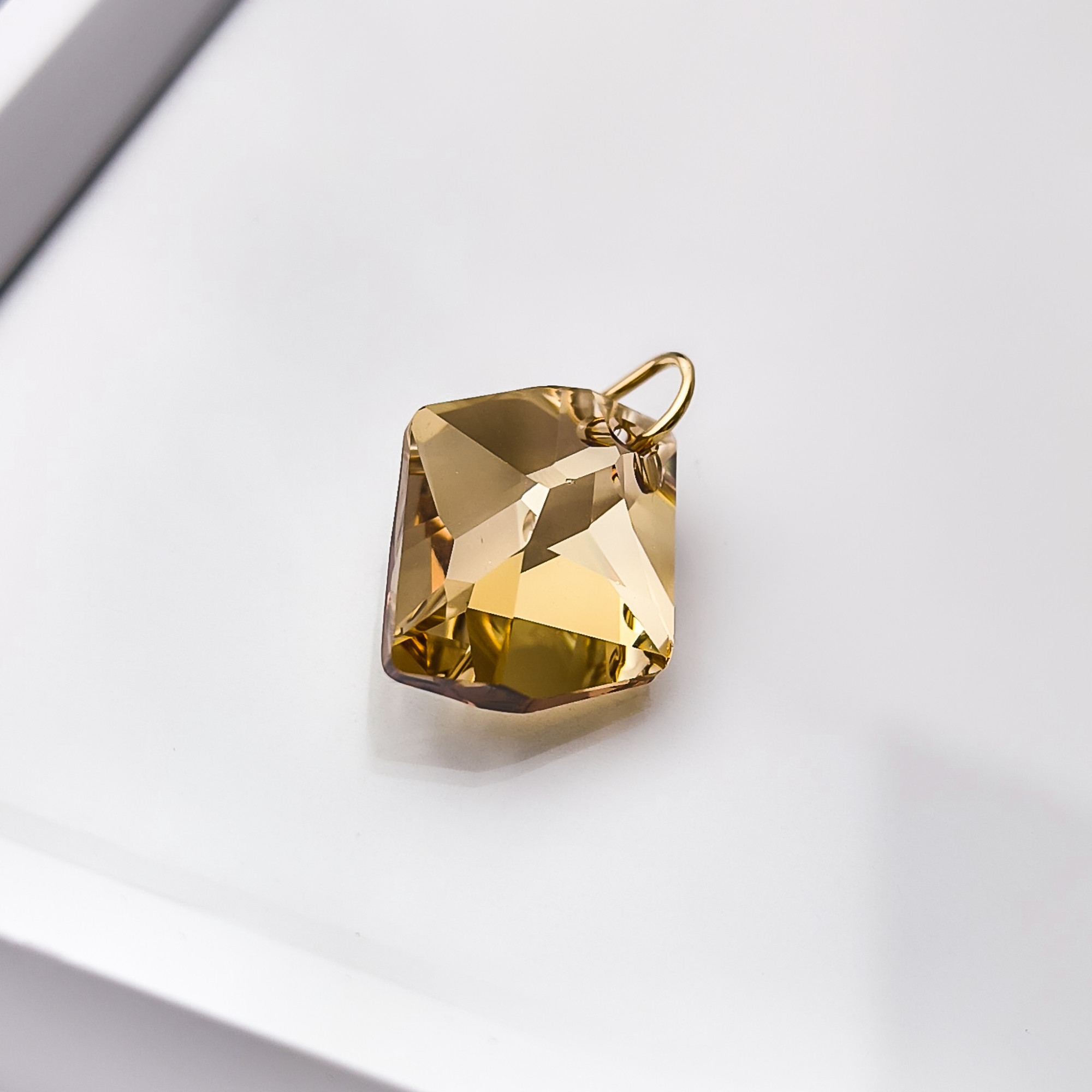 Zlatý přívěsek s křišťálem Golden Shadow ryzosti 585