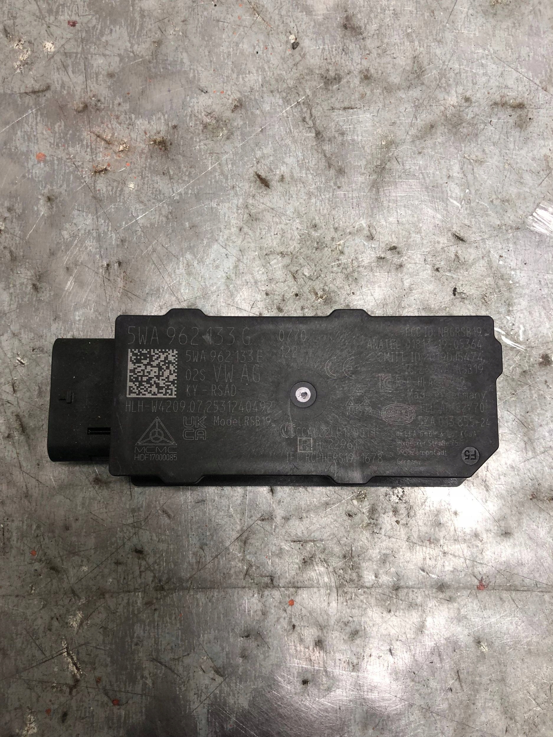 WZMACZNIAC ANTENY VW AUDI 5WA962133G