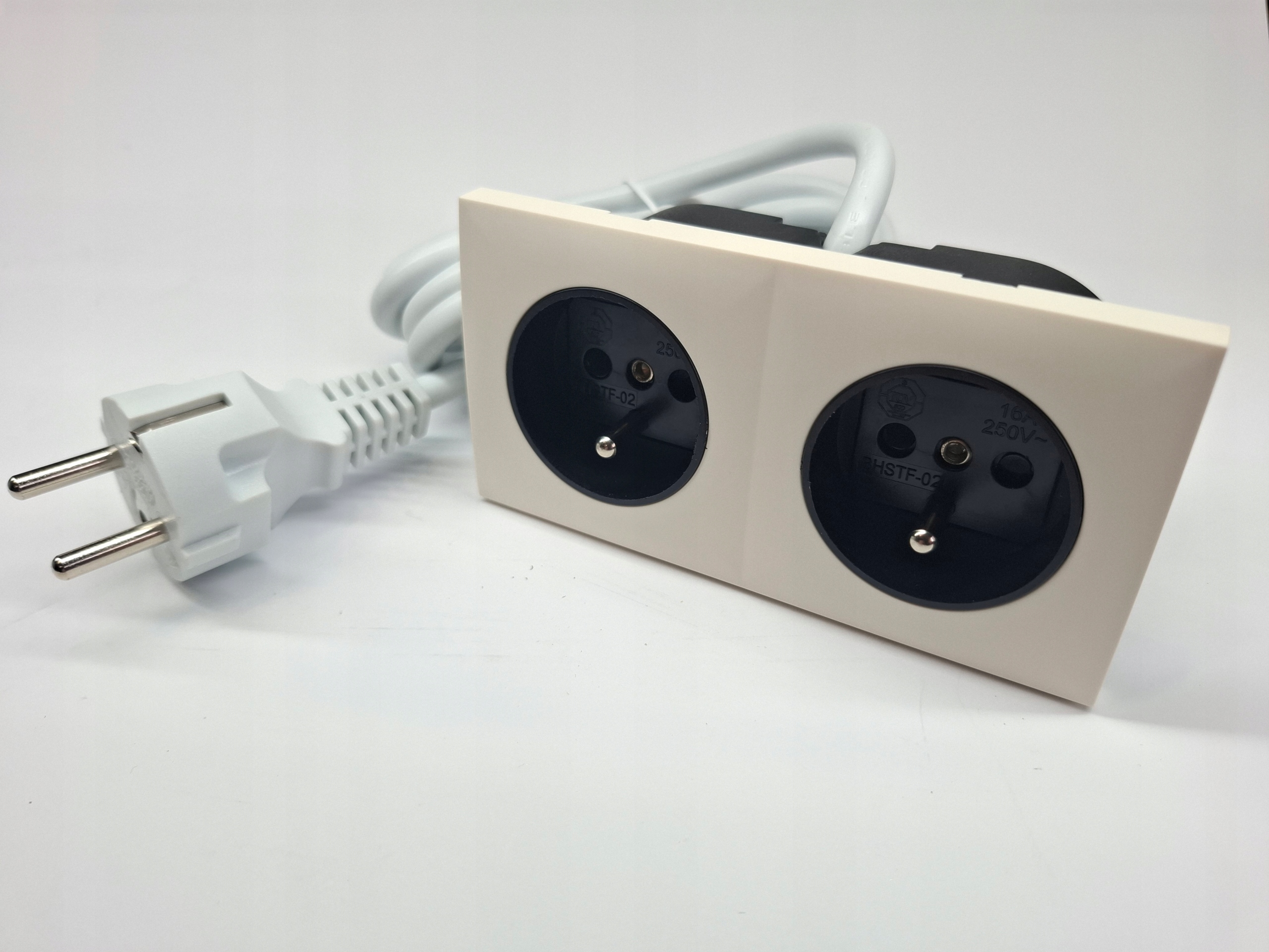 Elektrická zásuvka ecru dvojitá 2x230V se zapuštěným zasouvacím nábytkovým portem