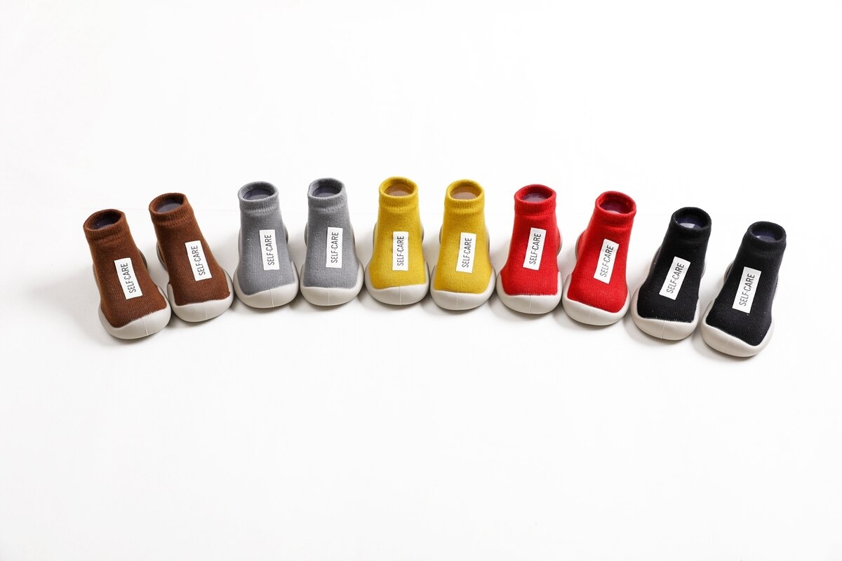 BUCIKI SKARPETKI Z GUMOWĄ PODESZWĄ 12-18 MIESIĘCY Rozmiar (new) 22