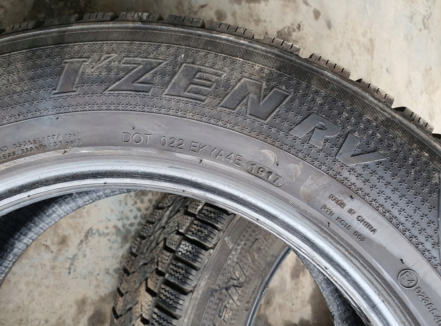 OPONY KUMHO I'ZEN RV 235/60/R17 6MM 2SZT Profil opony 60