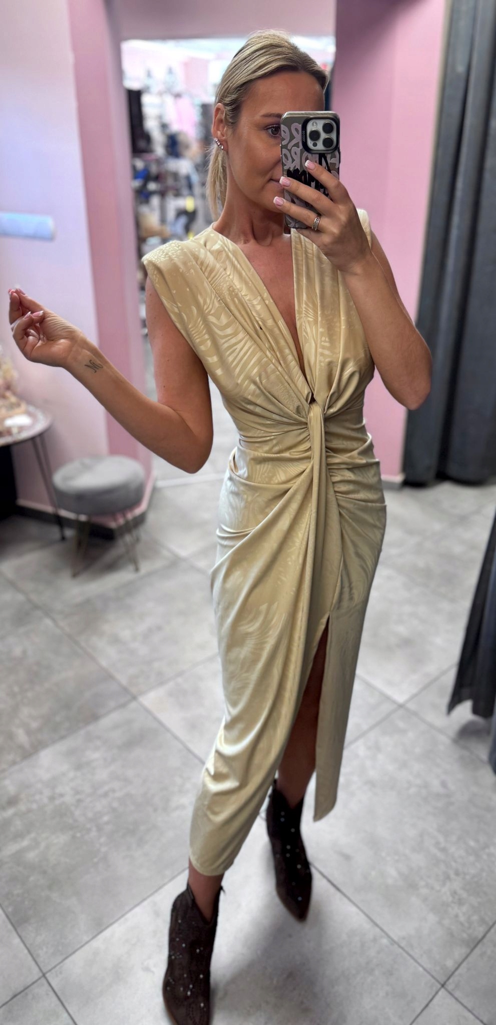 Šaty Večerní Elegantní Extrudované Zlato-béžové Uni Šaty.