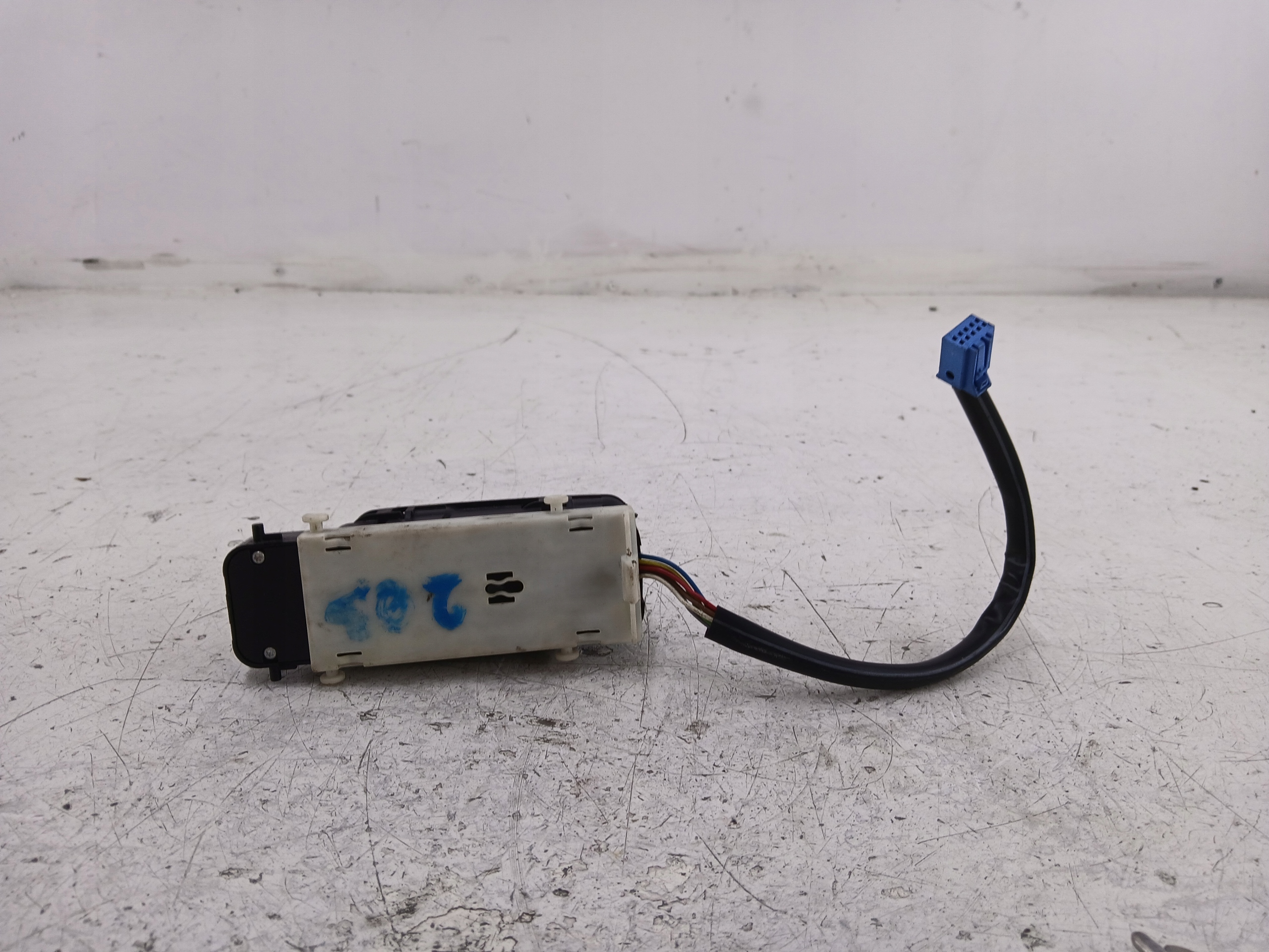 MERCEDES W203 PANEL okna levý předek A2038210479