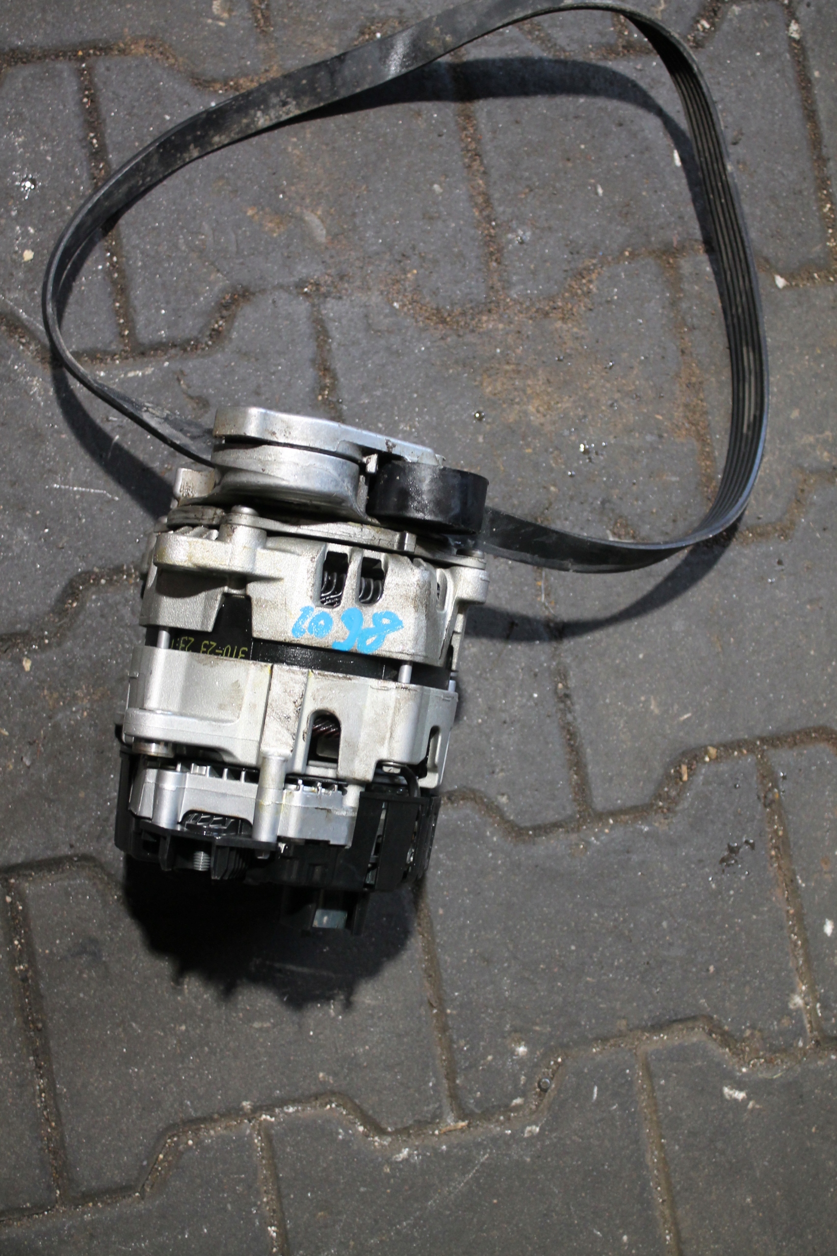 2098. alternátor AUDI 04L903018A