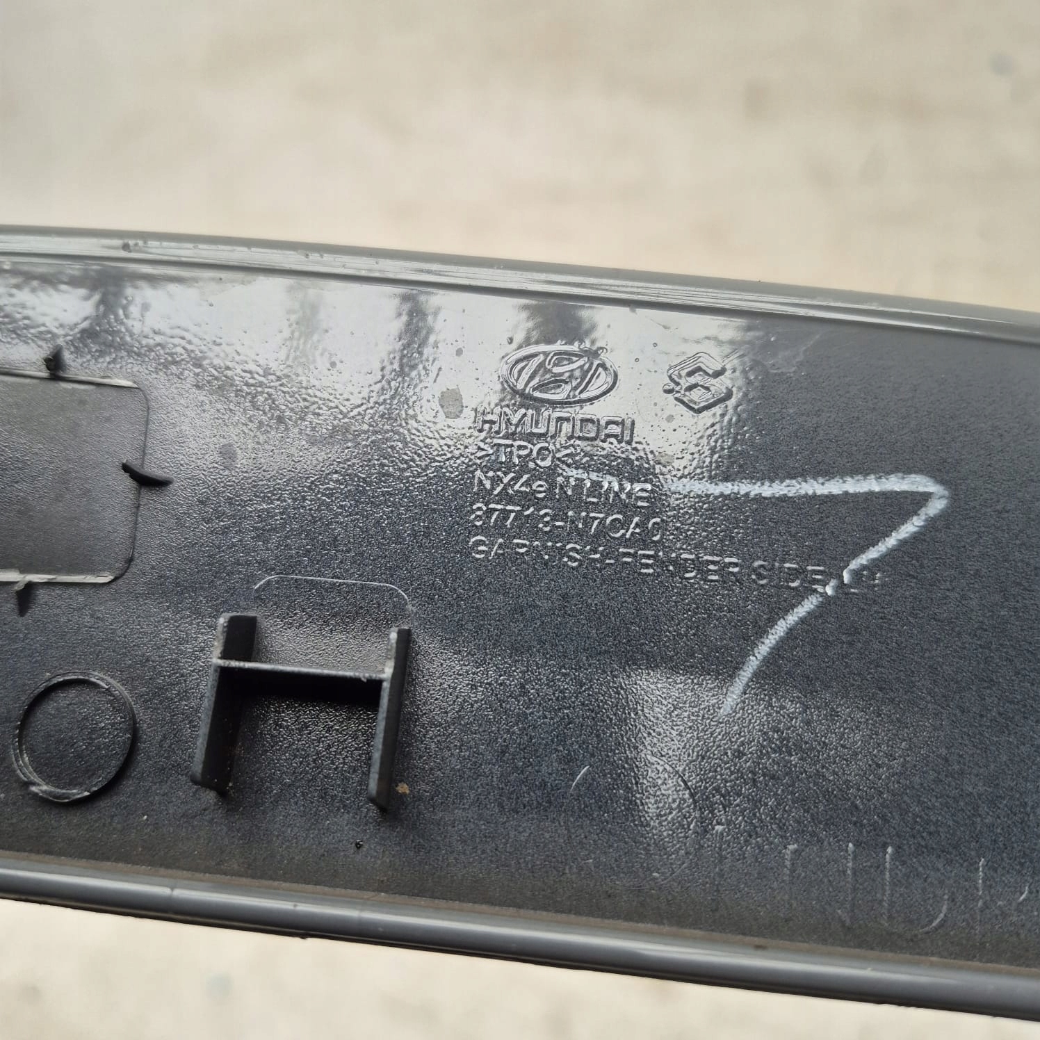 HYUNDAI TUCSON IV 4 20-> moulding cap left front