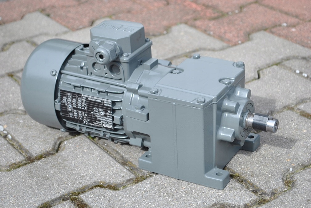 Motoreduktor 0.37kw. 240obr./min.. Firmy LENZE.