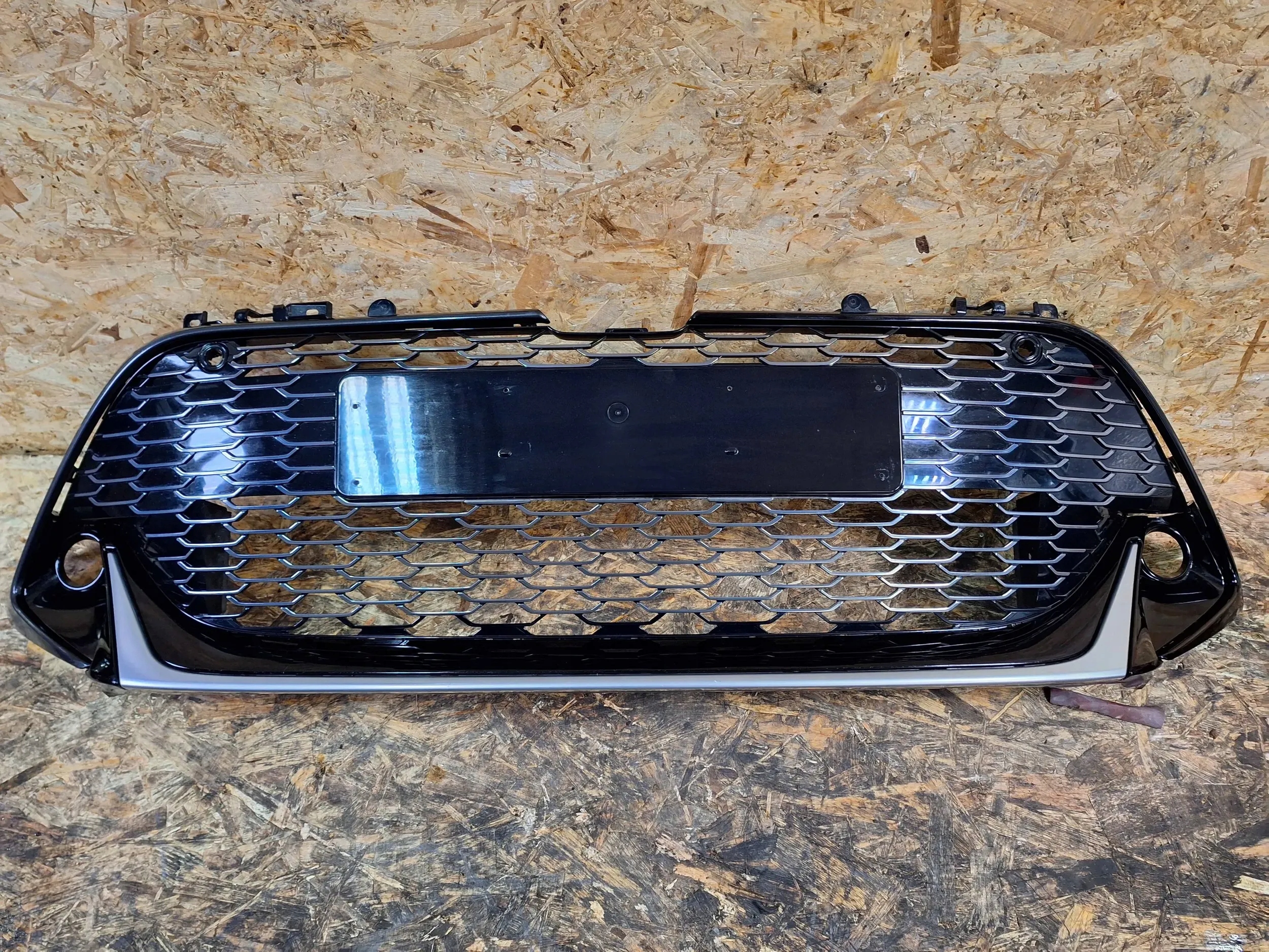 Atrapa grill zderzaka Toyota Corolla E21 GR 21-