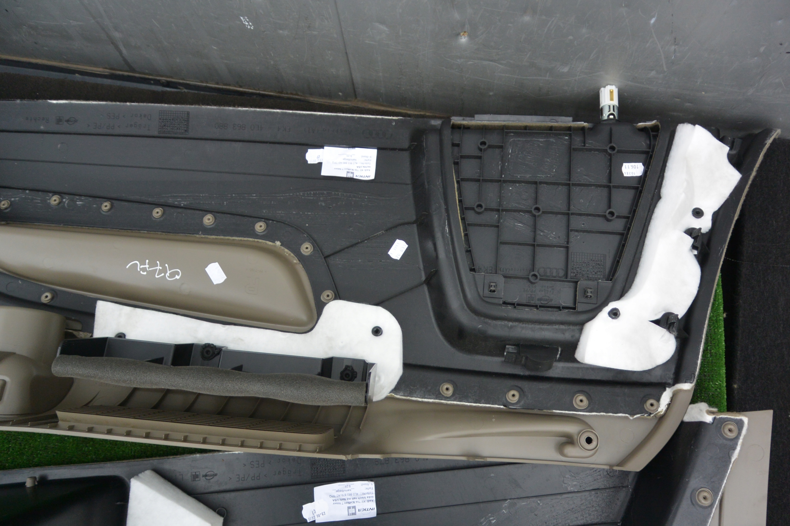boot upholstery LIFT left right beige AUDI Q7 4L