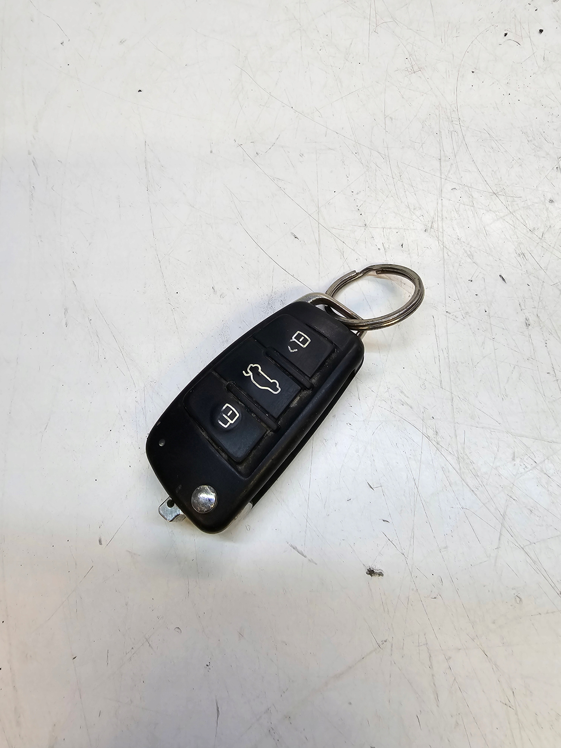 key PILOT SCYZORYK AUDI A1 8X Q3 8X0837220D *6*