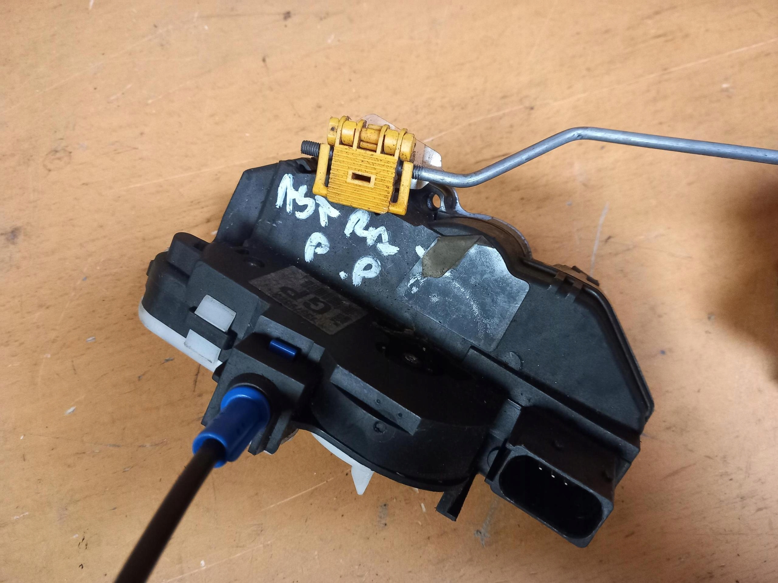 lock handle door right front OPEL ASTRA J IV 13579523 09-15