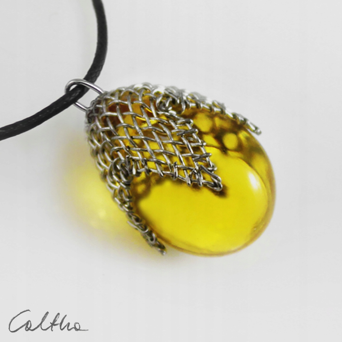 Medový přívěsek M ruční práce