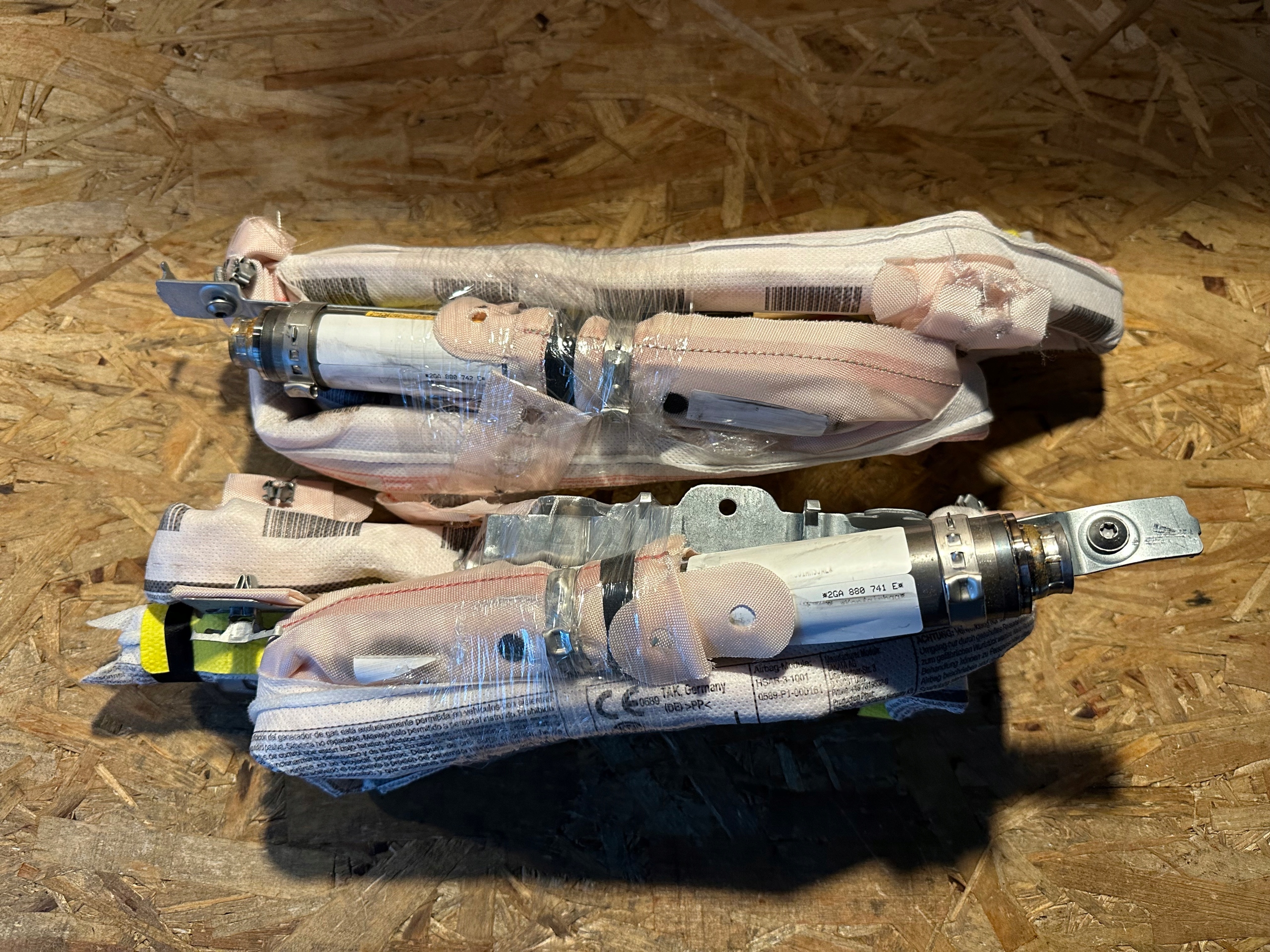 2GA880742E 2GA880741E - ЗАВІСА ПРАВИЙ ЛІВИЙ VW T-ROC 2GA