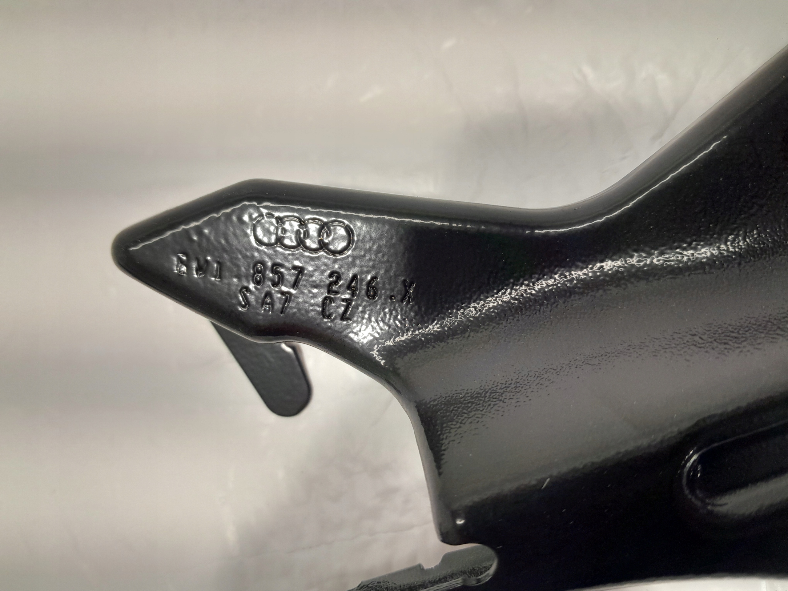 AUDI A4 A5 F5 8W Console Roues de la roue de secours 8W1857246