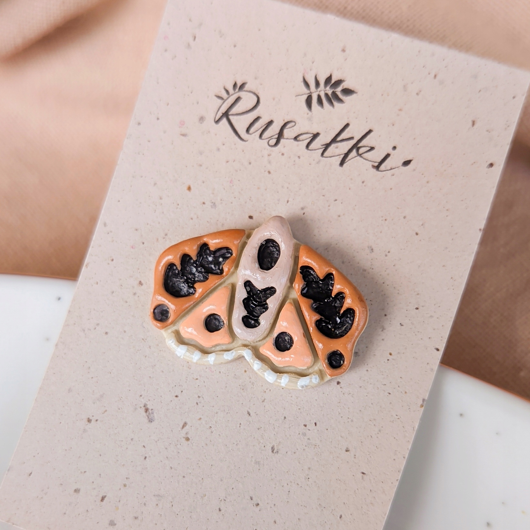 Pin můra, připínáček brož s můrou, boho šperky pro fanynku přírody