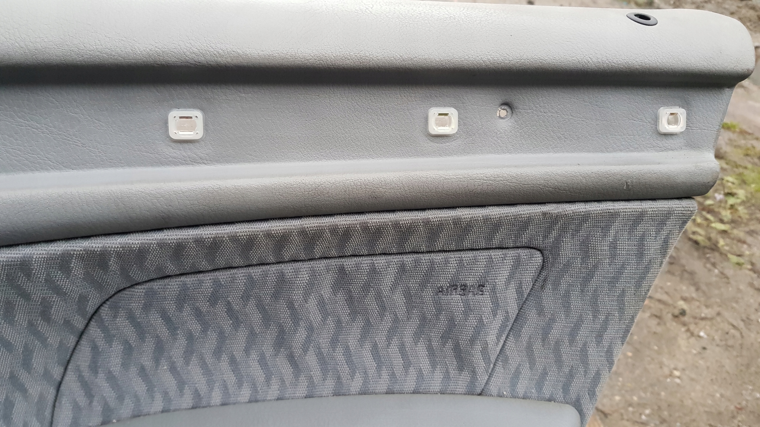 BMW E46 BOCZEKA tapacír pravá předek