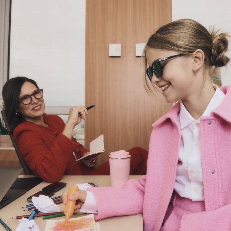 Izipizi - Okulary przeciwsłoneczne SUN Junior (5-10 lat) E Red Tape Wiek dziecka 5 lat +