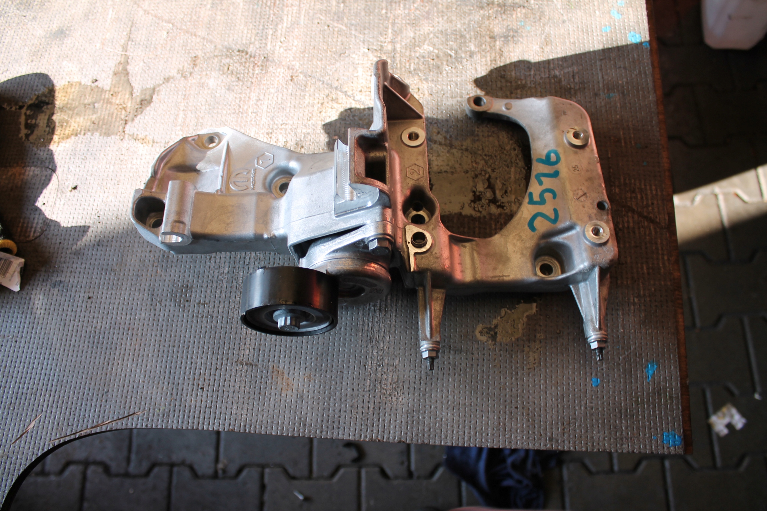 2516. support PEUGEOT CITROEN 9852550580