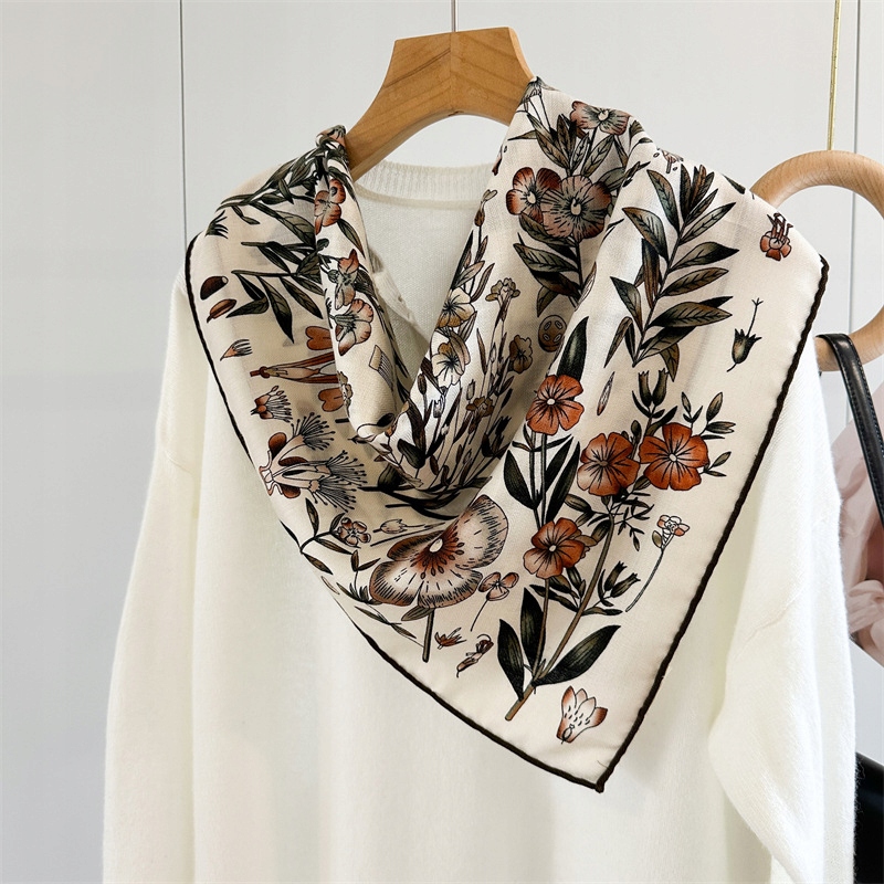 Šátek 30% hedvábí, 70% vlna 65x65cm Luxusní měkký ručně rolovaný šátek s lemem