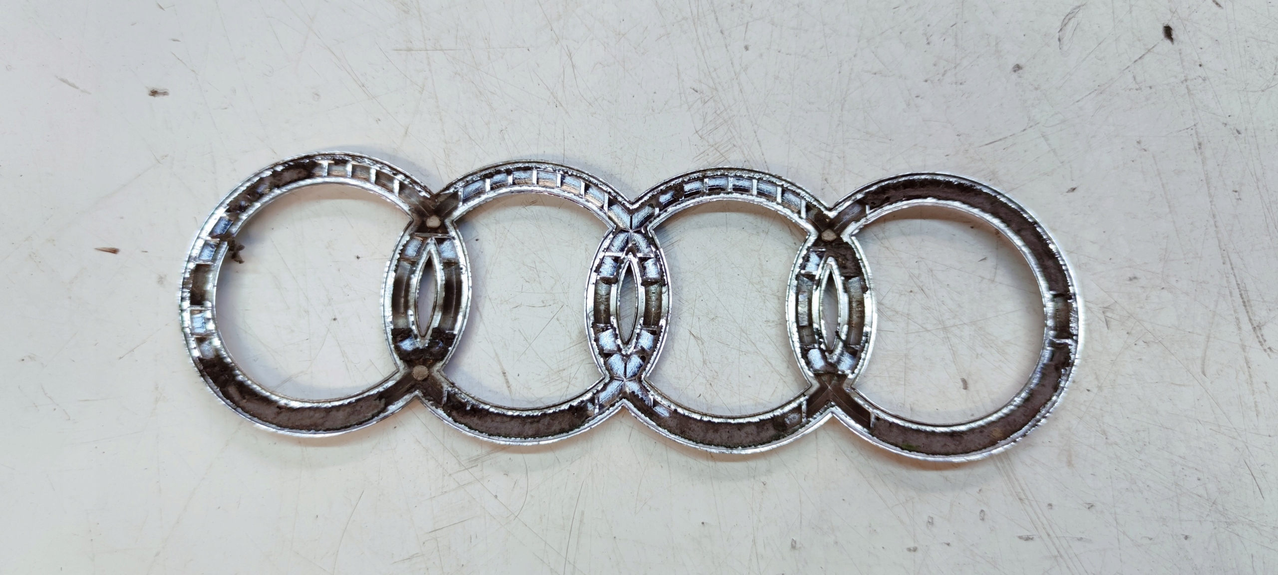 ZNACZEK EMBLEMAT Z KLAPY TYŁ AUDI A4 B7 ORYGINAŁ 180X57 Producent części Audi OE