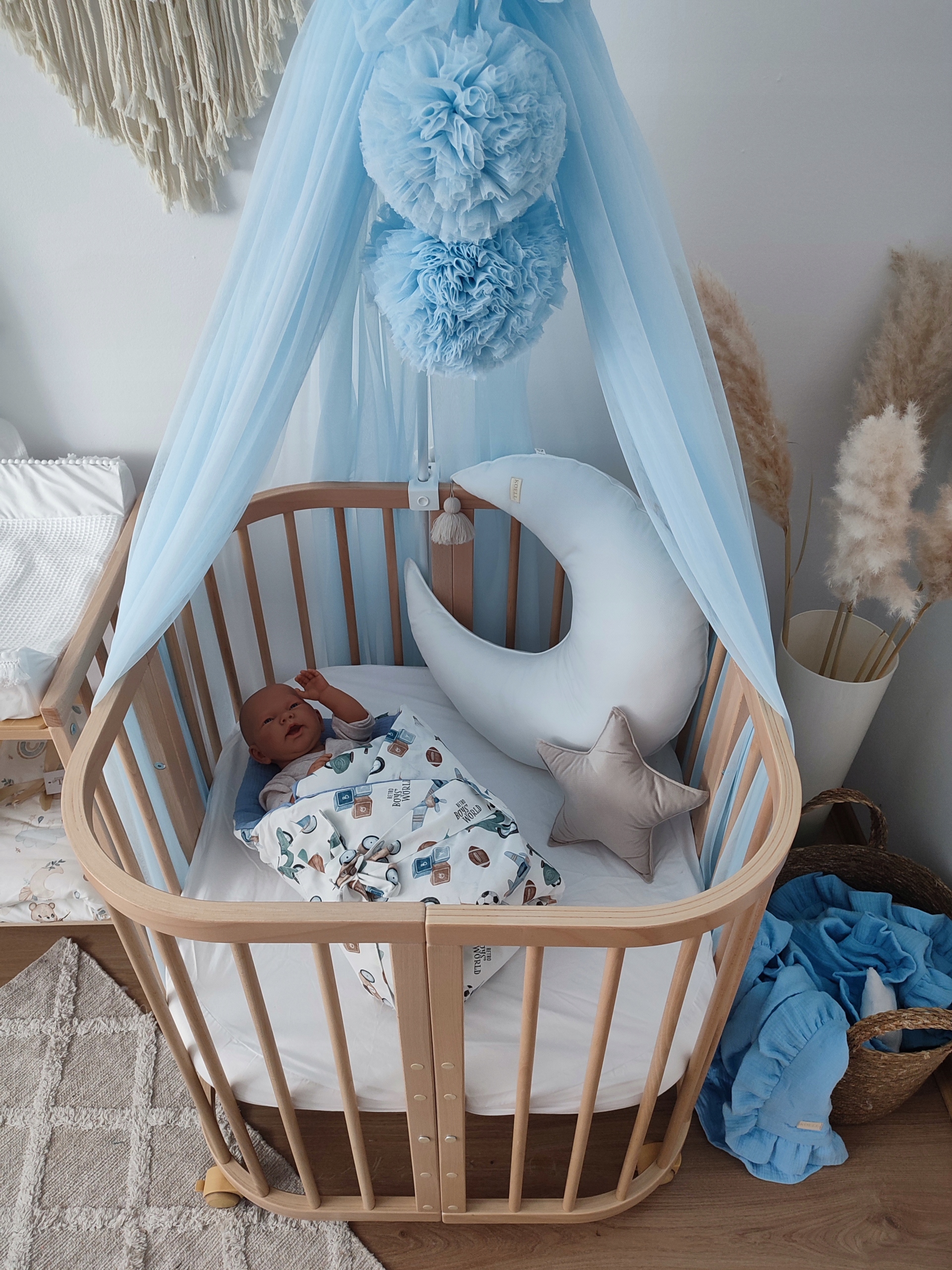 Baldachim z pomponami do łóżeczka "Tiul baby blue" Kod producenta BAL-LO-TIUL-09