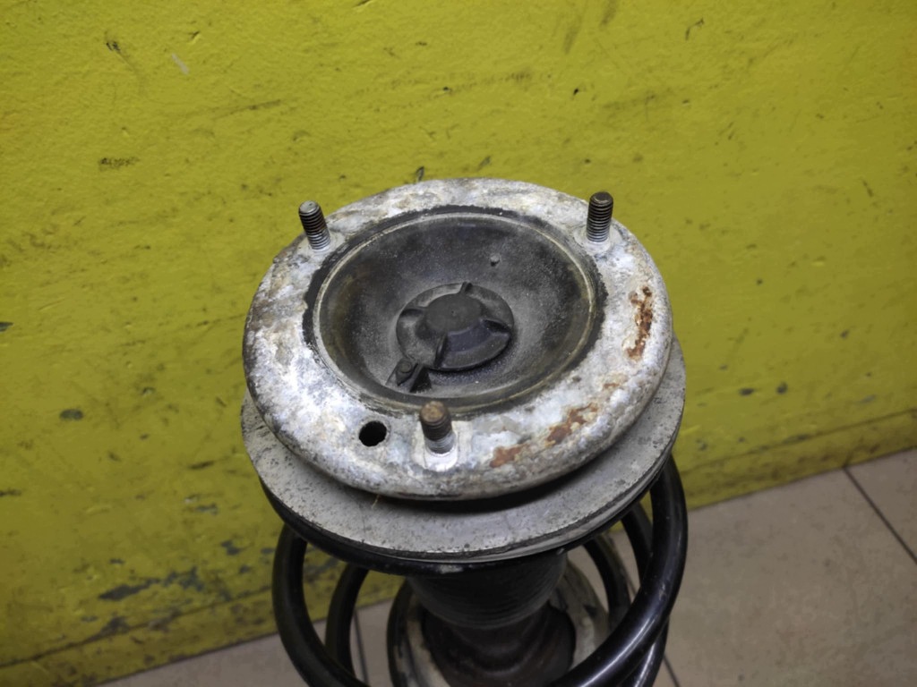 BMW E46 2.0 D McPherson right front