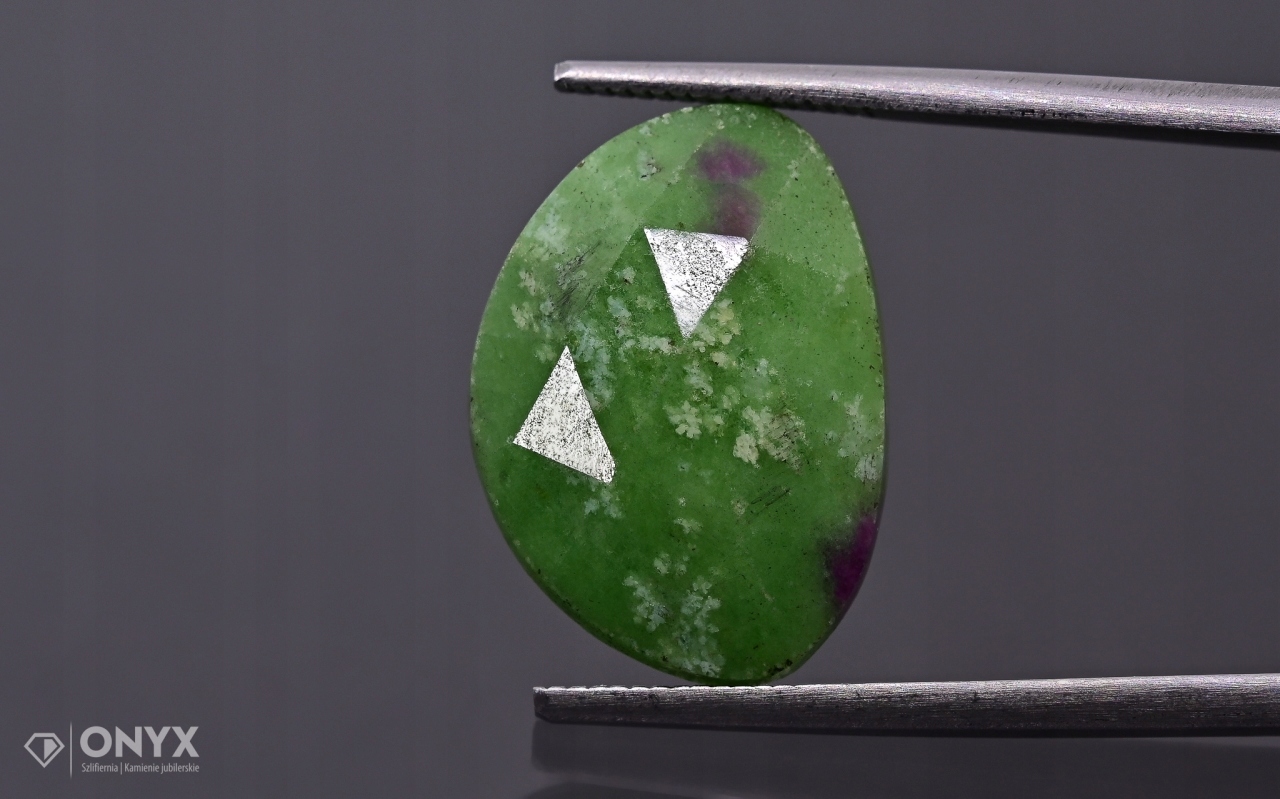 Zoizit s rubínem fasetovaná nepravidelná rozeta 17