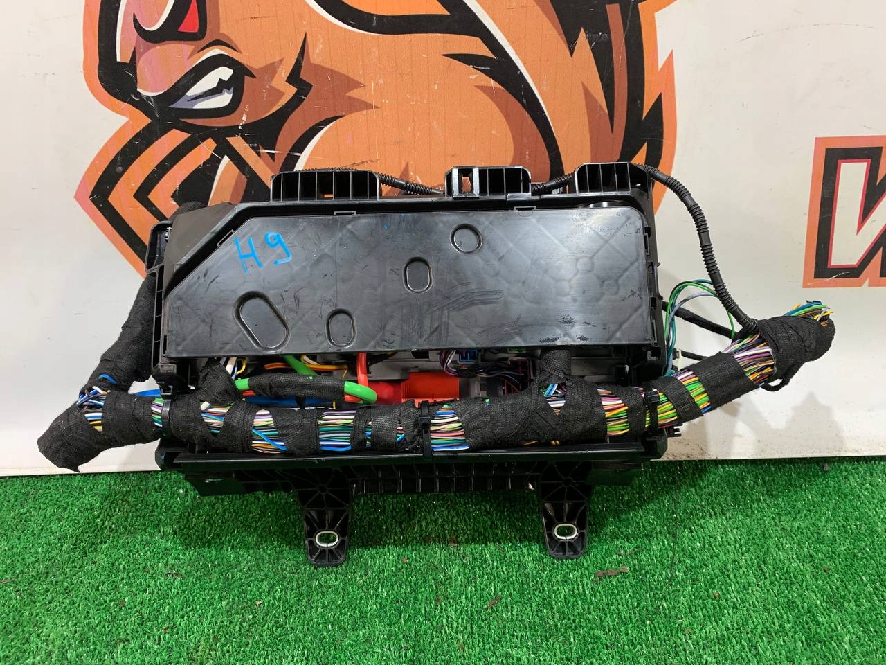 SKRZYNKA BEZPIECZNIKÓW JAGUAR X761 JX63-14N030-AB Numer katalogowy części T2H38697