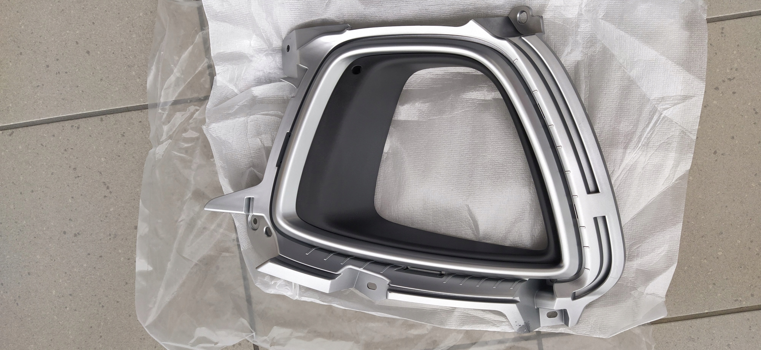 86526C5030 - KIA SORENTO III 15-РАМКА ЛІВА ГАЛОГЕННА РЕШІТКА